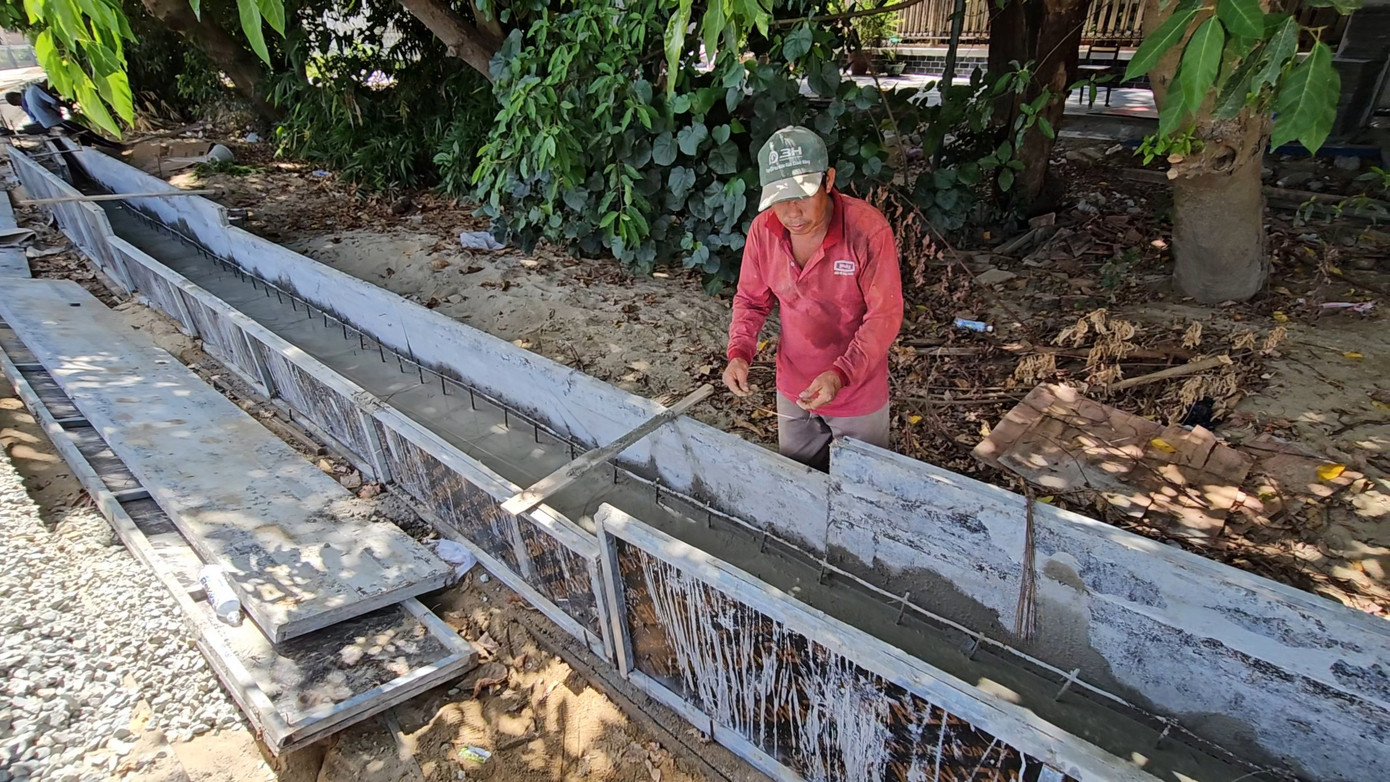 Họa hoằn ở đầu tuyến chỉ có vài công nhân thi công rãnh thoát nước.