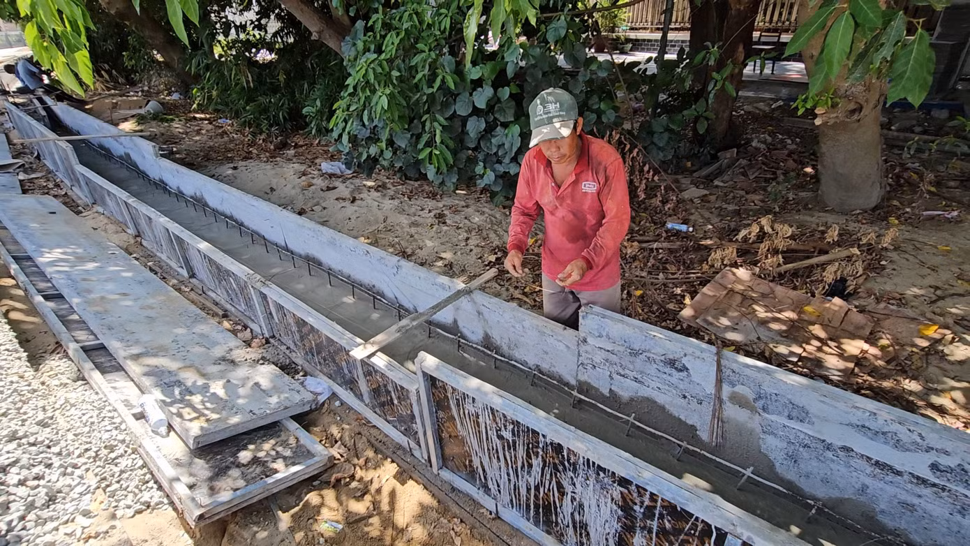 Họa hoằn ở đầu tuyến chỉ có vài công nhân thi công rãnh thoát nước.