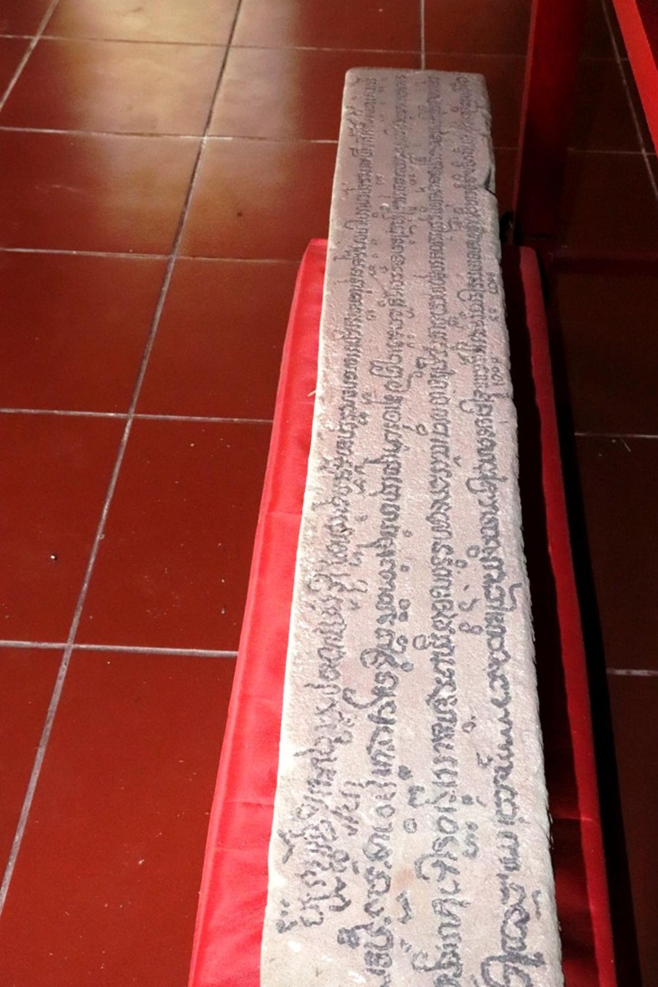 Cũng tại ngôi nhà thờ họ “đặc biệt”, con cháu họ Chế làng Vân Thê hiện vẫn lưu giữ những hiện vật Chămpa quý hiếm như: cặp voi thần Gadixi, 2 bức tượng ở trụ chính nhà thờ, cùng với một phiến đá cổ có khắc chữ viết mà người Chămpa xưa từng sử dụng.