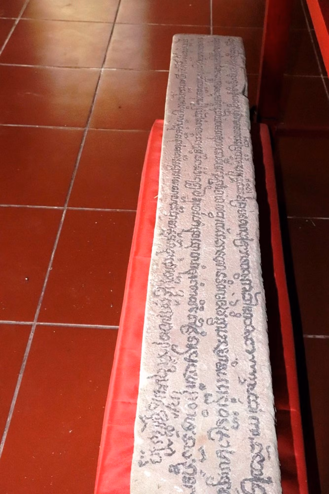 Cũng tại ngôi nhà thờ họ “đặc biệt”, con cháu họ Chế làng Vân Thê hiện vẫn lưu giữ những hiện vật Chămpa quý hiếm như: cặp voi thần Gadixi, 2 bức tượng ở trụ chính nhà thờ, cùng với một phiến đá cổ có khắc chữ viết mà người Chămpa xưa từng sử dụng.