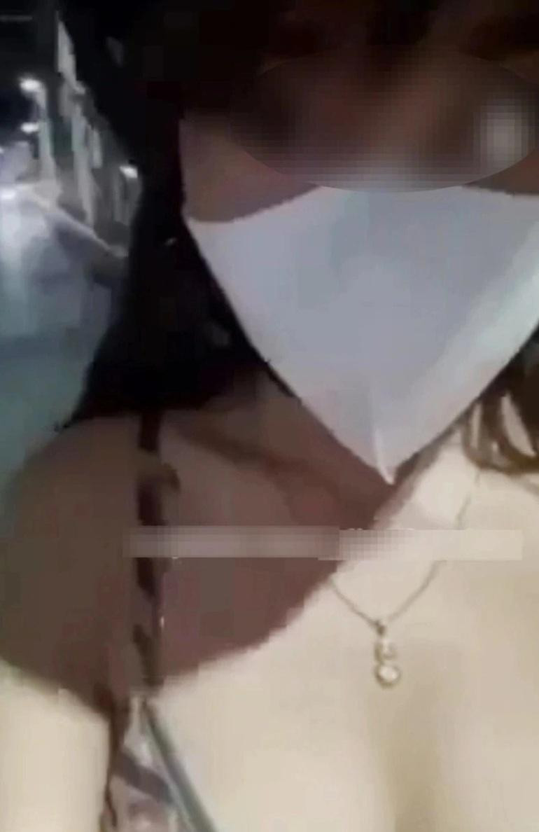 Hình ảnh cắt từ clip Trần Thị M.T khoe thân trên cầu Trường Tiền.