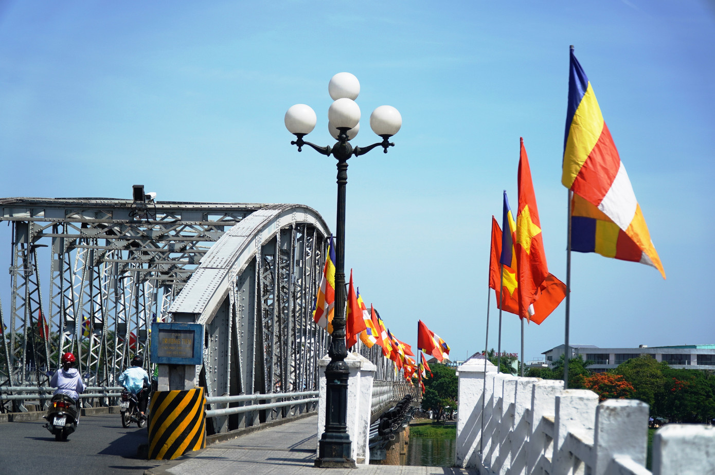 Cầu Trường Tiền bắc ngang sông Hương cũng rực những sắc màu đầy tôn nghiêm của quốc kỳ, Phật kỳ.