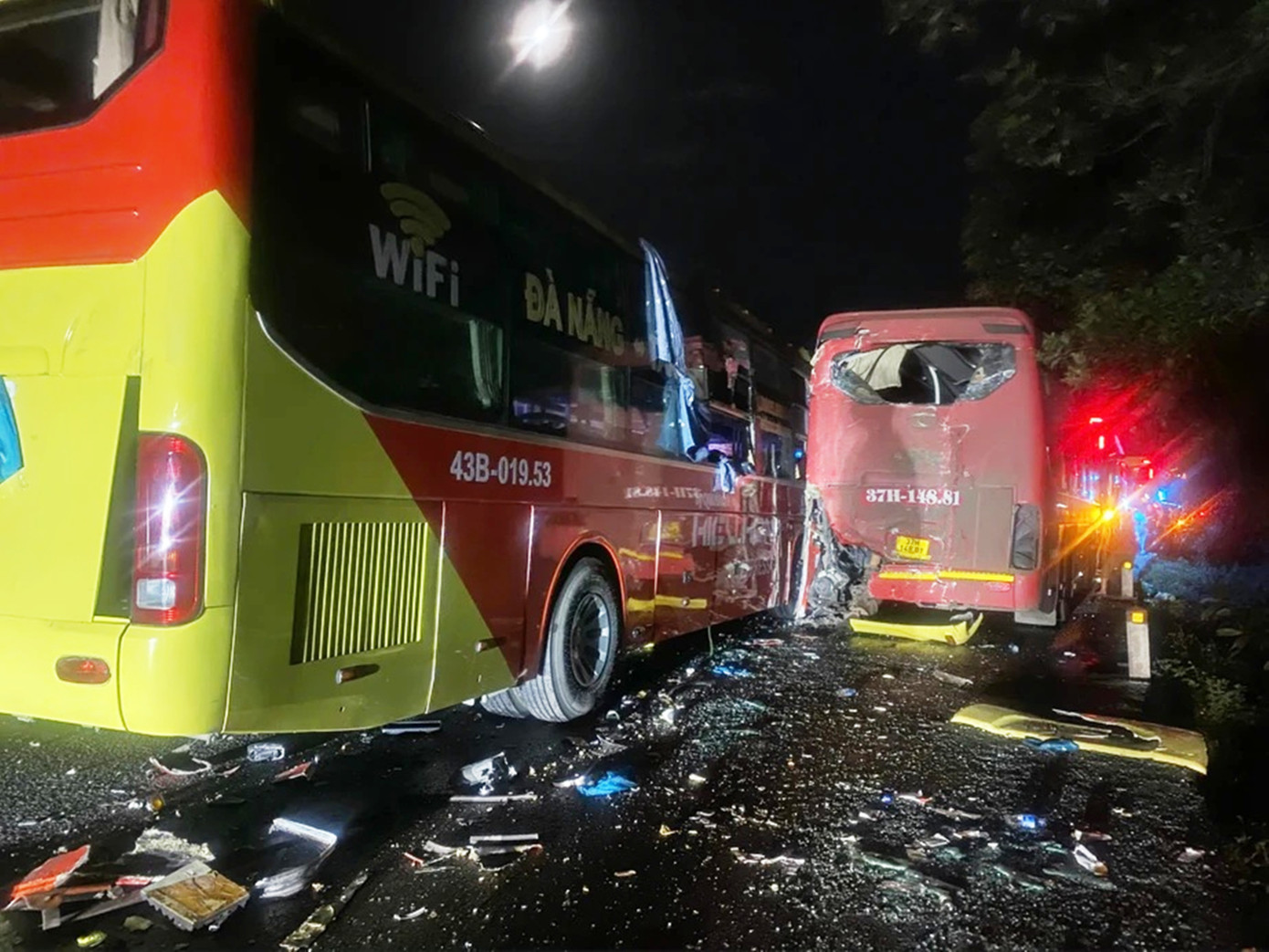 Hiện trường vụ tai nạn giao thông liên hoàn giữa 3 xe khách trên đường tránh Huế.