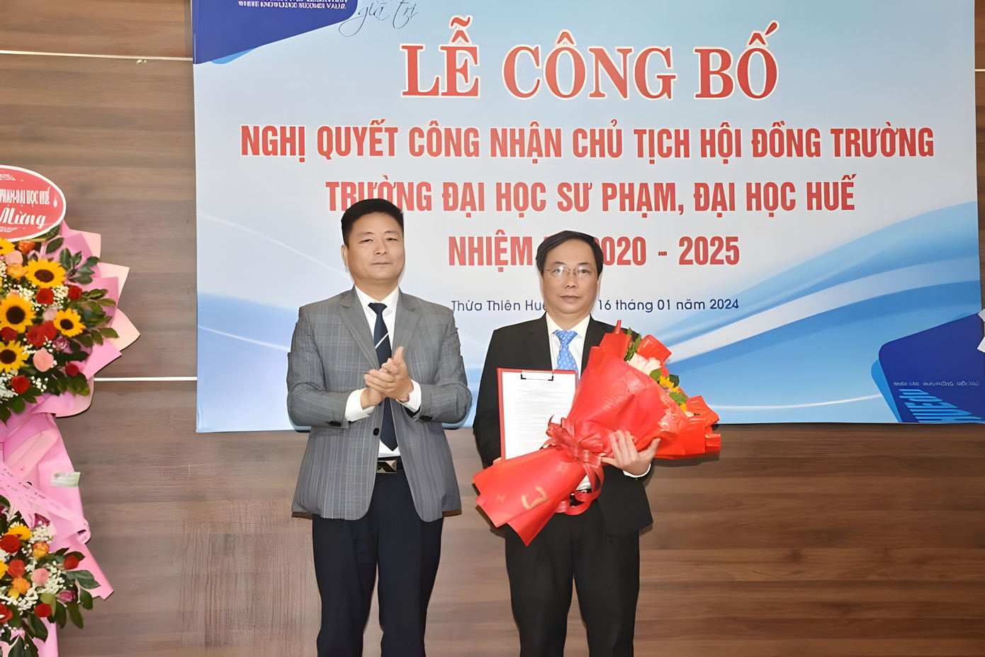 GS.TS Dương Tuấn Quang (bìa phải) được công nhận giữ chức Chủ tịch Hội đồng Trường ĐH Sư phạm - ĐH Huế nhiệm kỳ 2020 - 2025. Ảnh: M.L GS.TS Dương Tuấn Quang (bìa phải) được công nhận giữ chức Chủ tịch Hội đồng Trường ĐH Sư phạm - ĐH Huế nhiệm kỳ 2020 - 2025. Ảnh: M.L