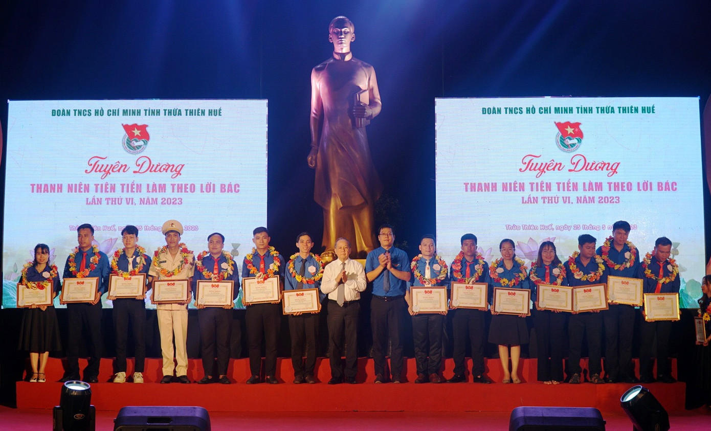 Có 24 tập thể và 31 thanh niên tiên tiến làm theo lời Bác tại TT-Huế được tuyên dương dịp này. Ảnh: N.V