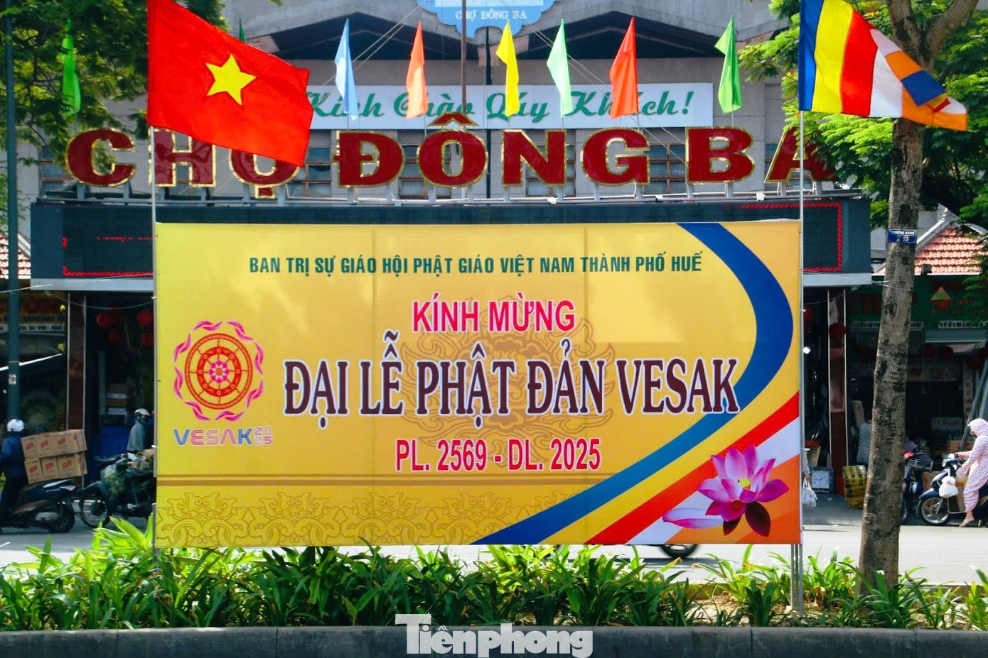 Dọc đường Lê Lợi, Nguyễn Sinh Cung, Trần Hưng Đạo, những chiếc lồng đèn, cụm hoa sen, pano lớn mừng lễ Phật đản… được chăng treo, lắp dựng trang trọng, khiến những con phố thân quen càng trở nên ấm áp, nhẹ nhàng, bình yên hơn. Dọc đường Lê Lợi, Nguyễn Sinh Cung, Trần Hưng Đạo, những chiếc lồng đèn, cụm hoa sen, pano lớn mừng lễ Phật đản… được chăng treo, lắp dựng trang trọng, khiến những con phố thân quen càng trở nên ấm áp, nhẹ nhàng, bình yên hơn.