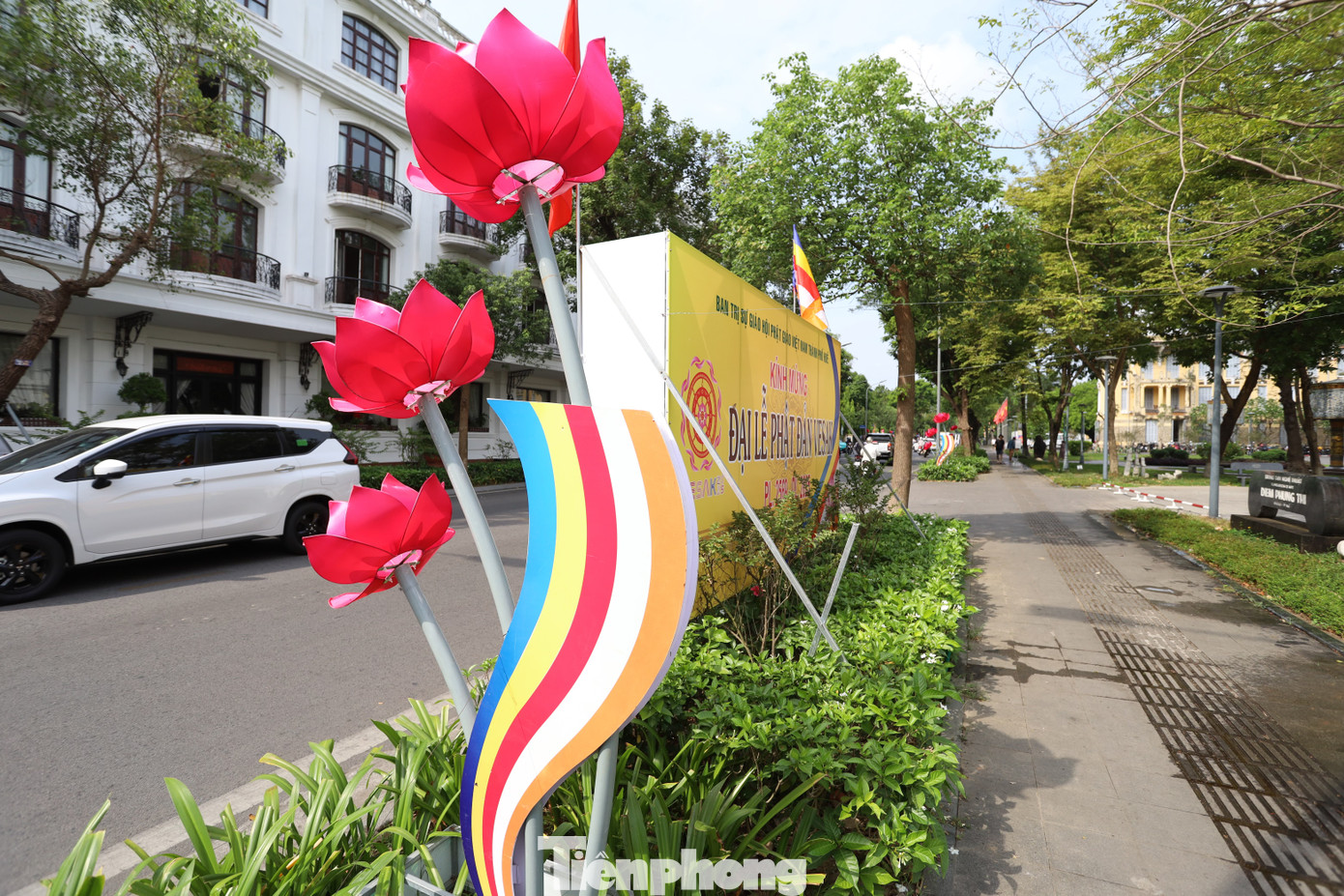 Dọc đường Lê Lợi, Nguyễn Sinh Cung, Trần Hưng Đạo, những chiếc lồng đèn, cụm hoa sen, pano lớn mừng lễ Phật đản… được chăng treo, lắp dựng trang trọng, khiến những con phố thân quen càng trở nên ấm áp, nhẹ nhàng, bình yên hơn. Dọc đường Lê Lợi, Nguyễn Sinh Cung, Trần Hưng Đạo, những chiếc lồng đèn, cụm hoa sen, pano lớn mừng lễ Phật đản… được chăng treo, lắp dựng trang trọng, khiến những con phố thân quen càng trở nên ấm áp, nhẹ nhàng, bình yên hơn.
