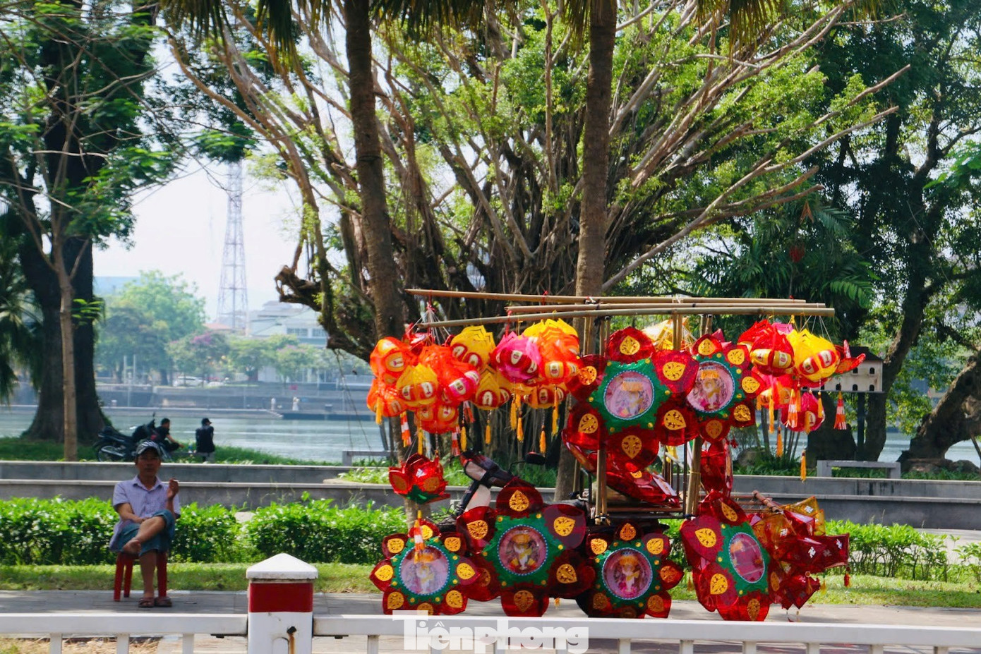 Dọc đường Lê Lợi, Nguyễn Sinh Cung, Trần Hưng Đạo, những chiếc lồng đèn, cụm hoa sen, pano lớn mừng lễ Phật đản… được chăng treo, lắp dựng trang trọng, khiến những con phố thân quen càng trở nên ấm áp, nhẹ nhàng, bình yên hơn. Dọc đường Lê Lợi, Nguyễn Sinh Cung, Trần Hưng Đạo, những chiếc lồng đèn, cụm hoa sen, pano lớn mừng lễ Phật đản… được chăng treo, lắp dựng trang trọng, khiến những con phố thân quen càng trở nên ấm áp, nhẹ nhàng, bình yên hơn.