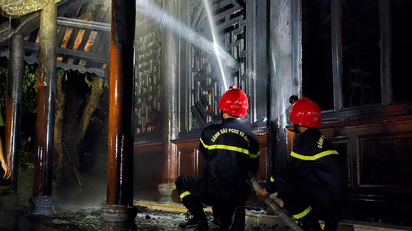 Sau gần 1 giờ đồng hồ, đám cháy đã được các lực lượng chức năng khống chế, dập tắt, không để lan sang các khu vực lân cận.