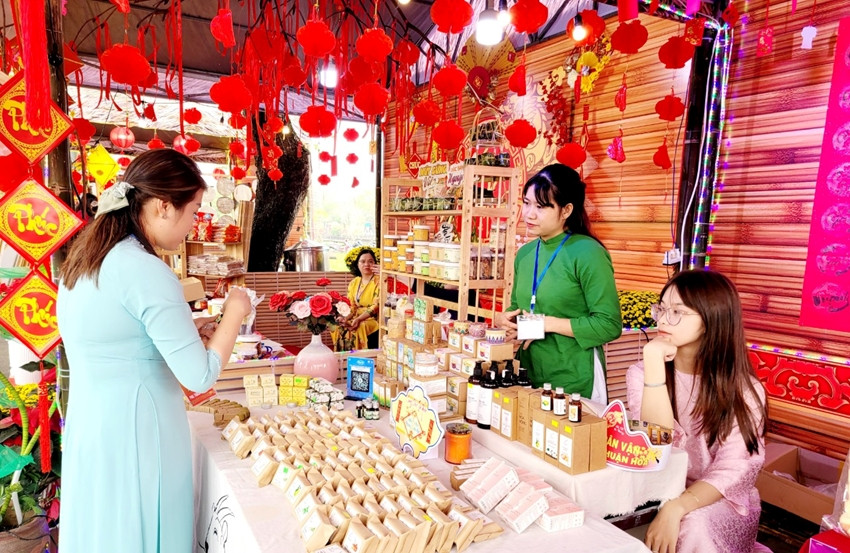 Không gian trưng bày, giới thiệu các sản phẩm truyền thống Huế tại Festival. Ảnh: Thanh Hương