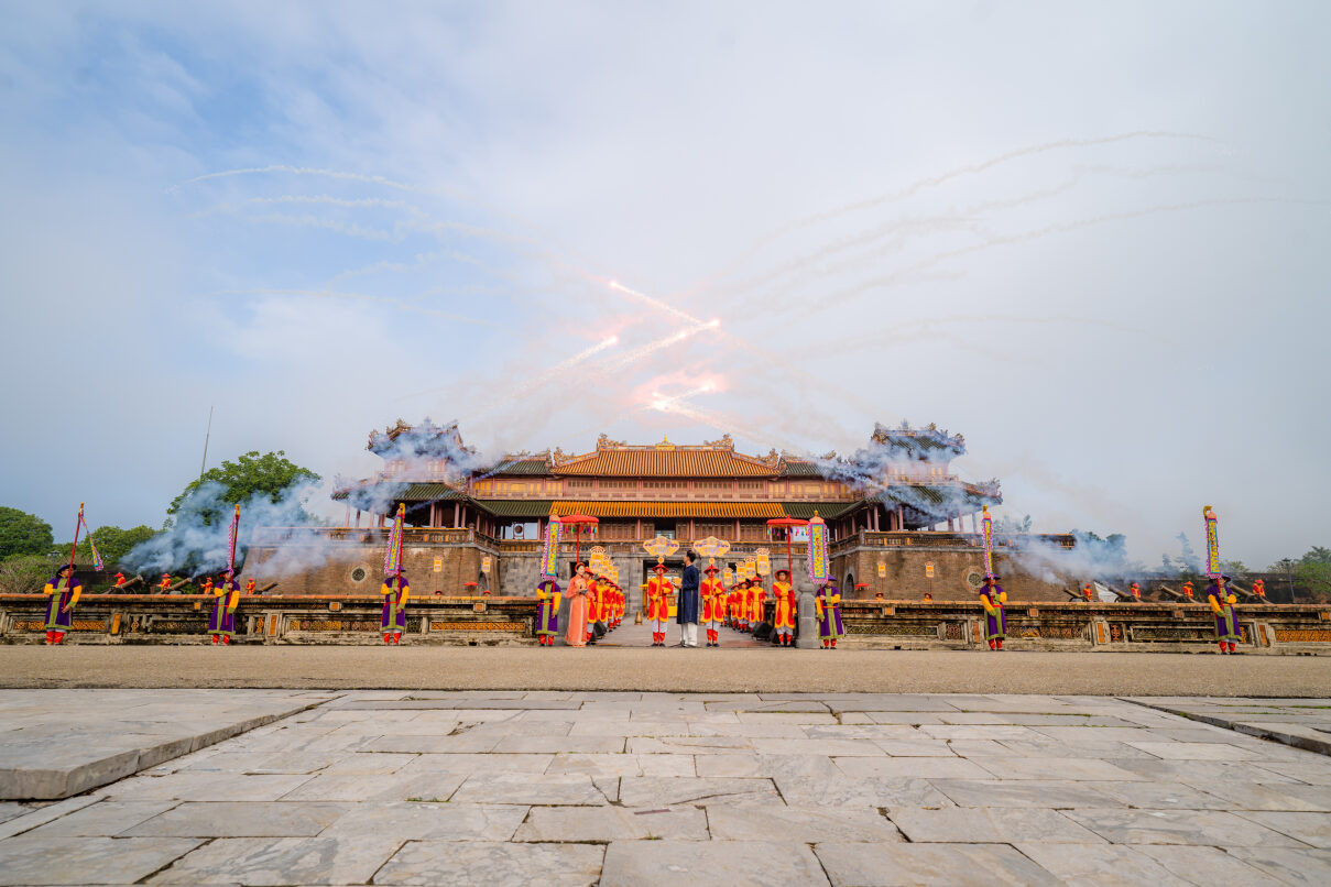 Khai hỏa súng thần công tại Ngọ môn. Ảnh: NPBM.