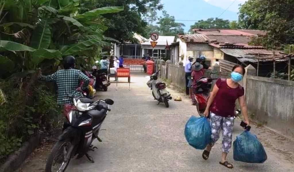 Cuộc sống bên trong vùng dân cư bị cách ly tạm thời ở xã Lộc Tiến, huyện Phú Lộc.