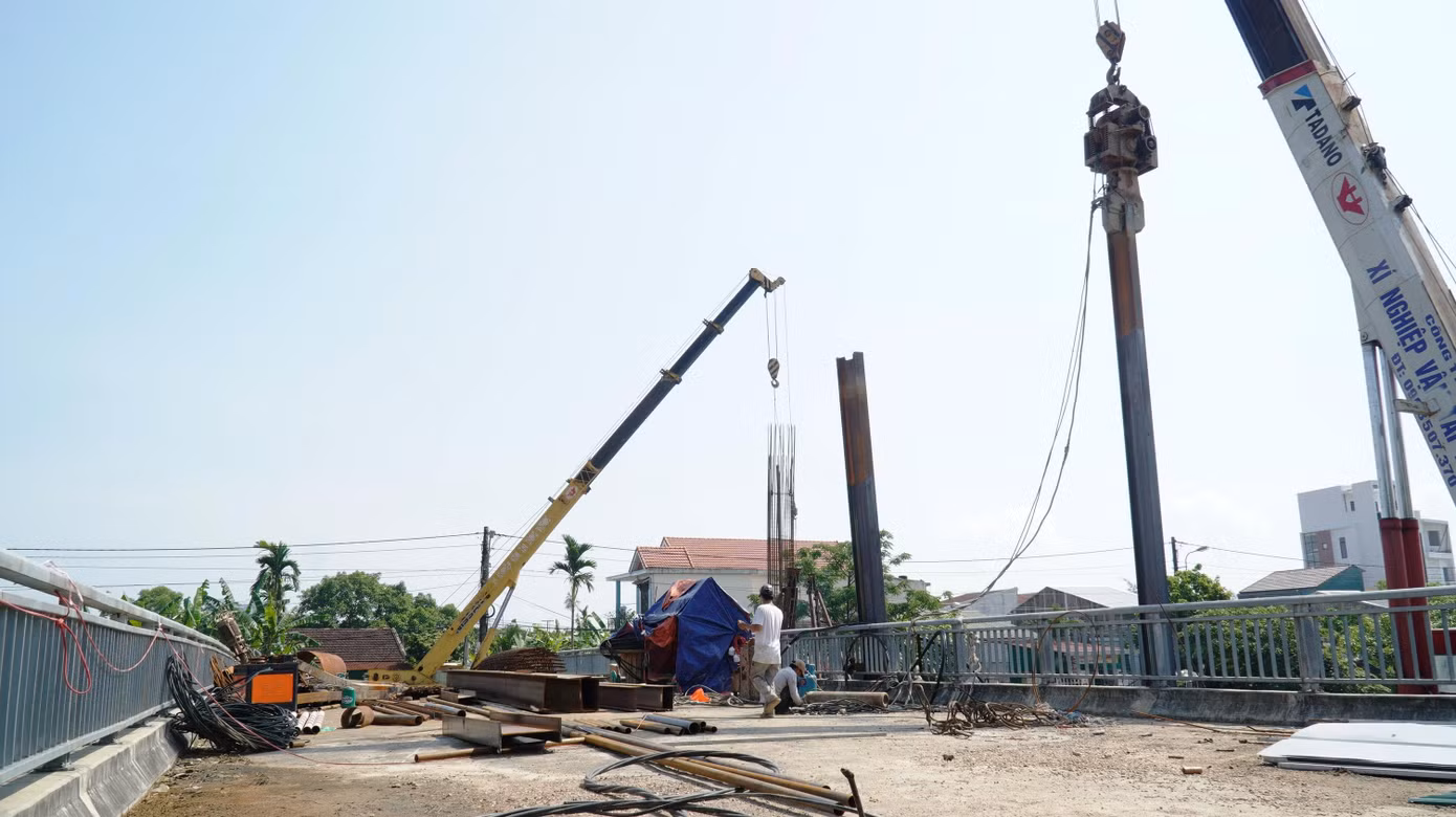 Đến nay, theo Ban Quản lý khu vực Phát triển Đô thị tỉnh TT-Huế, công tác phê duyệt phương án bồi thường, hỗ trợ, tái định cư đối với các hộ ảnh hưởng giải phóng mặt bằng đường hai đầu cầu đã thực hiện xong; chỉ còn một vài hộ dân có ý kiến kiến nghị