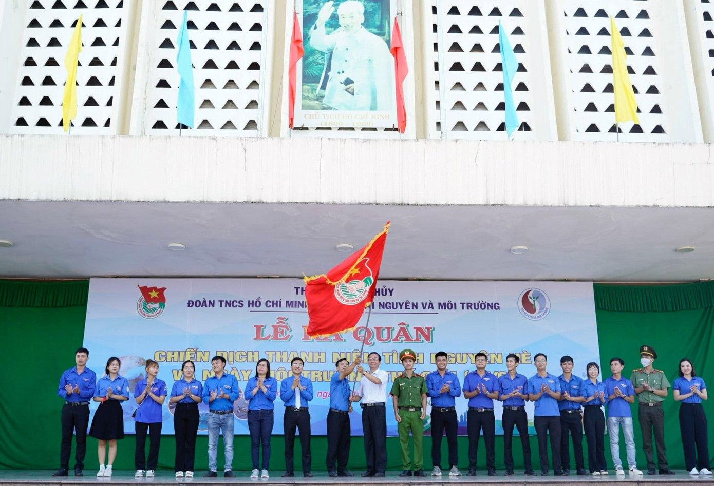 Phát cờ lệnh ra quân Chiến dịch thanh niên tình nguyện hè 2022 tại thị xã Hương Thủy. Ảnh: N.V Phát cờ lệnh ra quân Chiến dịch thanh niên tình nguyện hè 2022 tại thị xã Hương Thủy. Ảnh: N.V