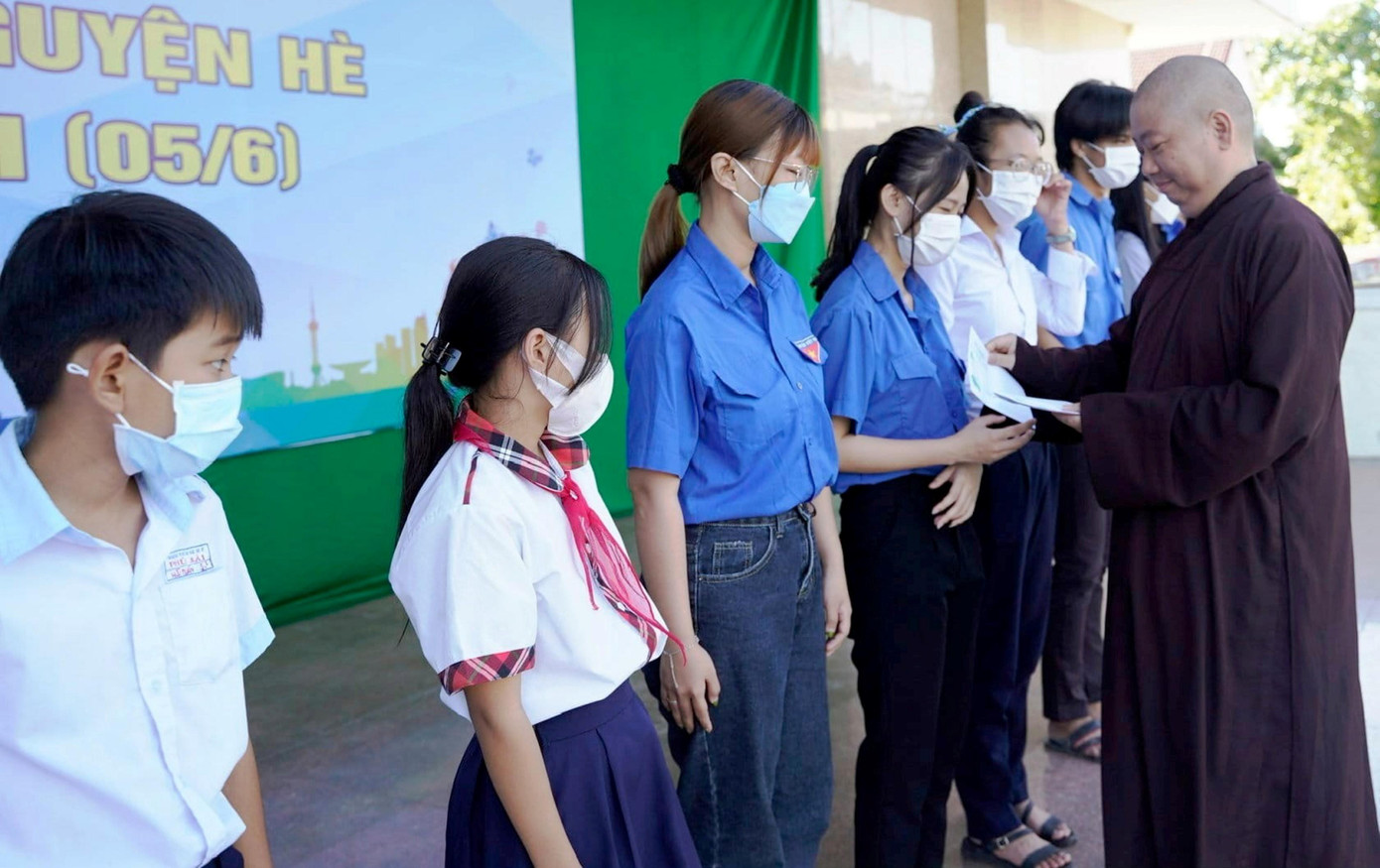 Tặng quà cho học sinh nghèo Tặng quà cho học sinh nghèo