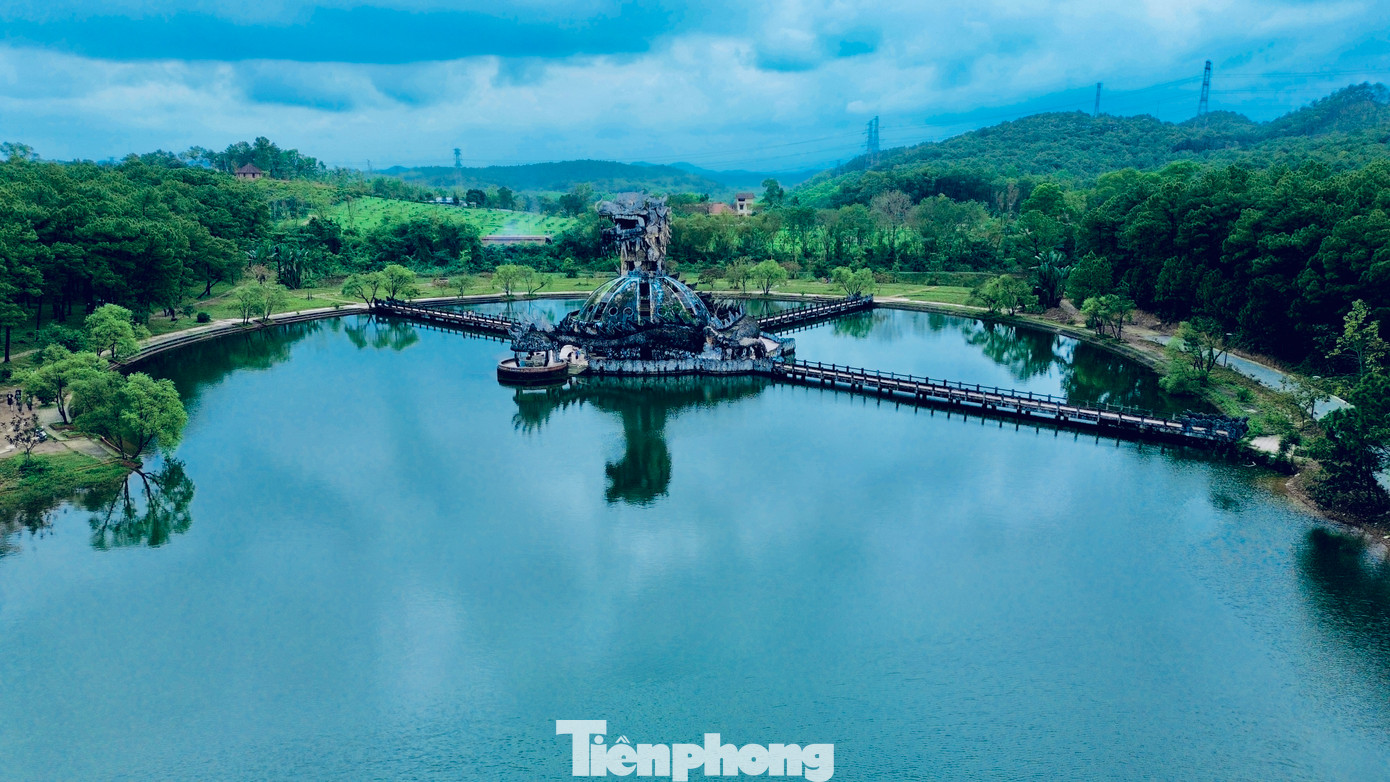 Tuy nhiên, do hoạt động thiếu hiệu quả, năng lực đầu tư hạn chế, khu công viên vui chơi, giải trí hồ Thủy Tiên qua hai lần đổi chủ để hoàn thiện dự án, sau đó đóng cửa bỏ hoang trong nhiều năm trời, trở thành một nơi đầy ma mị, kỳ bí và nổi tiếng không chỉ trong nước. Đặc biệt, sau khi vẻ kinh dị, ma mị của khu công viên nước xuất hiện trên một tờ báo Mỹ.