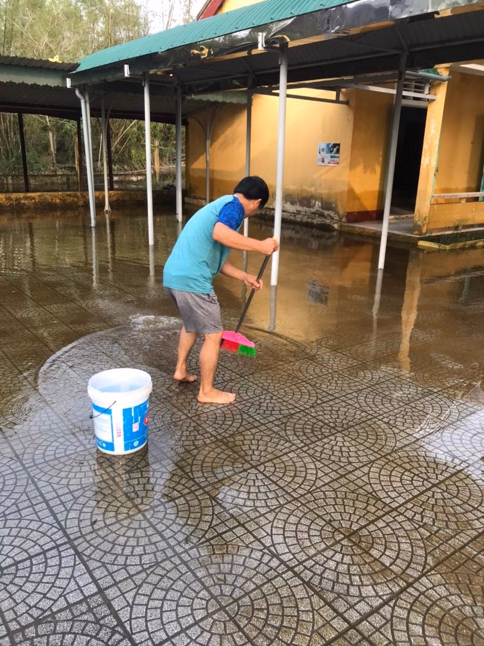 Tranh thủ làm vệ sinh trường lớp khi lũ rút xuống thấp.