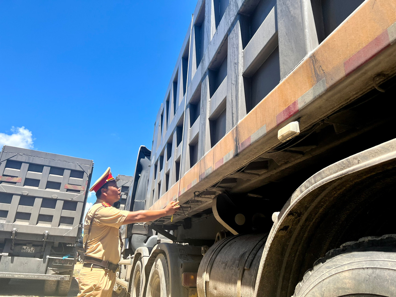 Thành thùng sơ mi rơ-mooc đã được cơi nới, thay đổi kích thước.