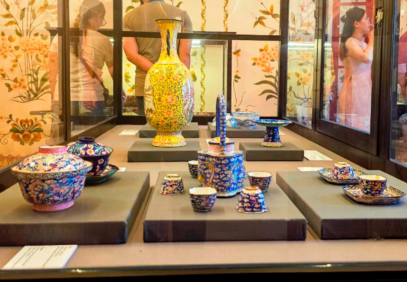 Cổ vật, hiện vật được lựa chọn theo những sưu tập thuộc các nhóm chất liệu như đồ pháp lam, đồ gốm sứ, đồ kim loại quý, đồ gỗ được chế tác dưới thời Nguyễn, dùng trong cung đình lẫn dân gian. Các cổ vật do tượng cục của triều đình chế tác, hoặc là tạo tác của cơ sở sản xuất trong nước hay được đặt hàng, mua từ nước ngoài về để sử dụng ở hoàng cung lẫn dân gian. Ảnh: Ng.D.