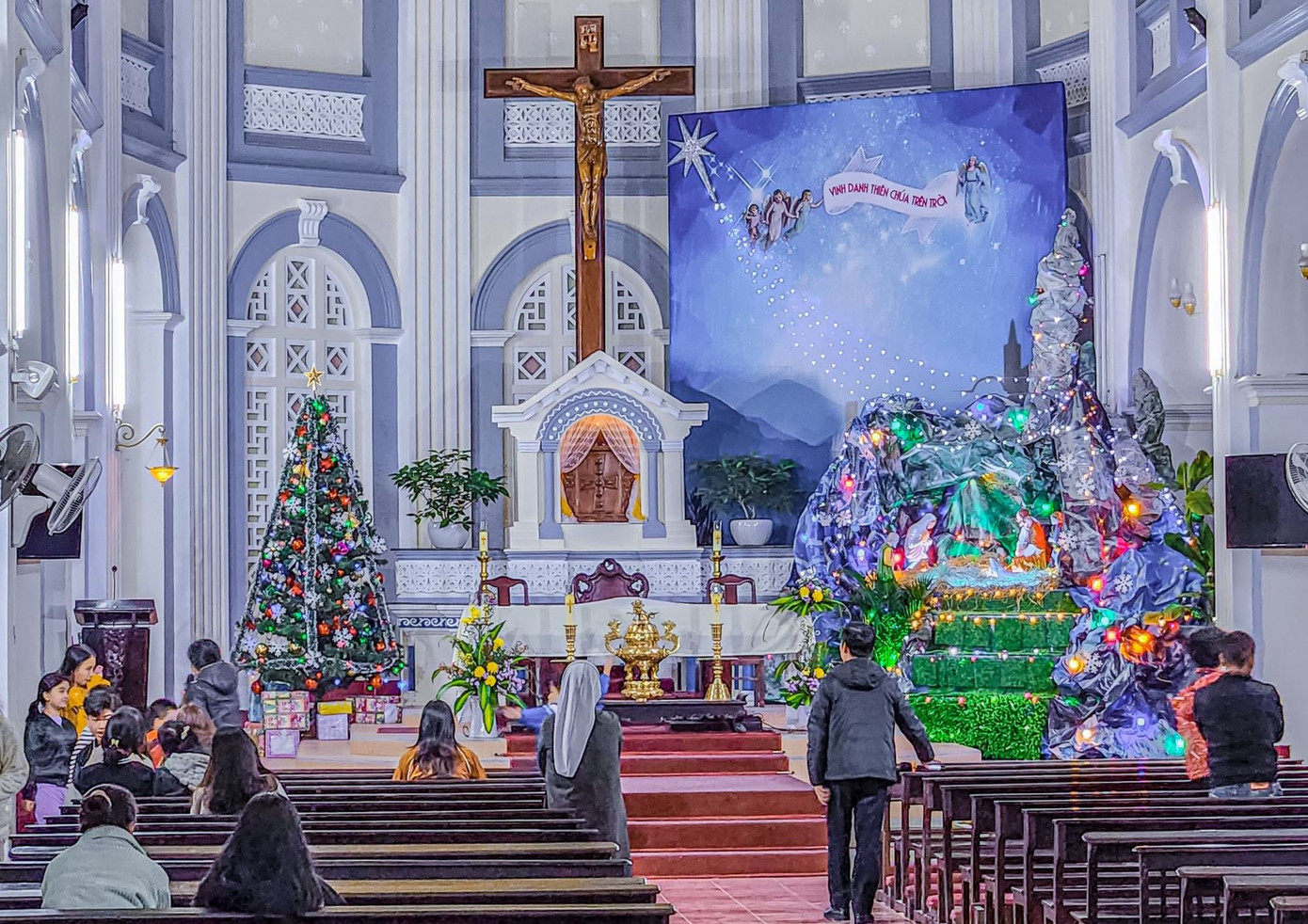 Công tác chuẩn bị cho lễ Giáng sinh tại một nhà thờ đã hoàn tất từ những ngày trước. Ảnh: Xuân Đạt