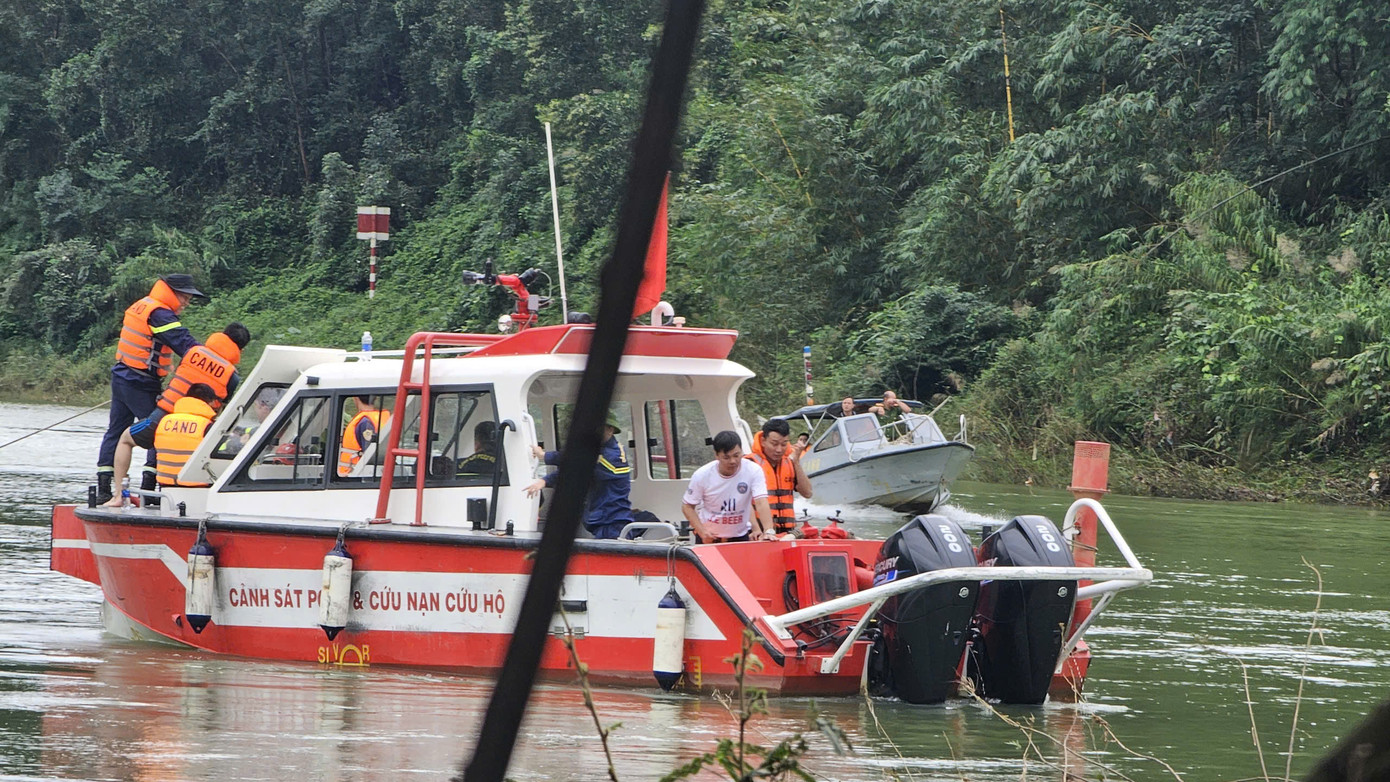 Tổ chức tìm kiếm người mất tích cả trên bộ lẫn dưới sông.