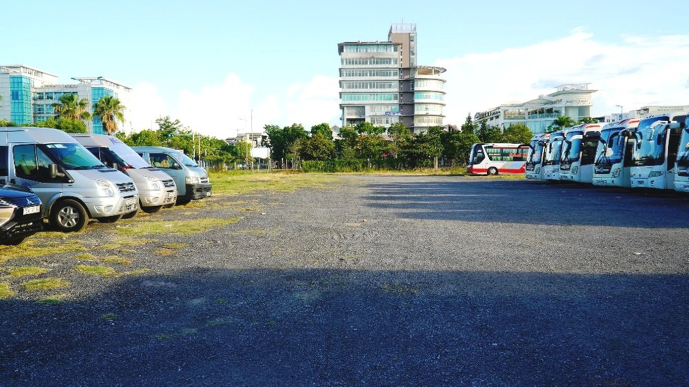 Khu đất trước Nhà thi đấu Bà Triệu và đường Hà Huy Tập (quận Thuận Hóa) từng là bãi đỗ xe tự phát, dự kiến sau khi đấu giá sẽ mang lại số tiền khoảng 378 tỷ đồng. Khu đất trước Nhà thi đấu Bà Triệu và đường Hà Huy Tập (quận Thuận Hóa) từng là bãi đỗ xe tự phát, dự kiến sau khi đấu giá sẽ mang lại số tiền khoảng 378 tỷ đồng.