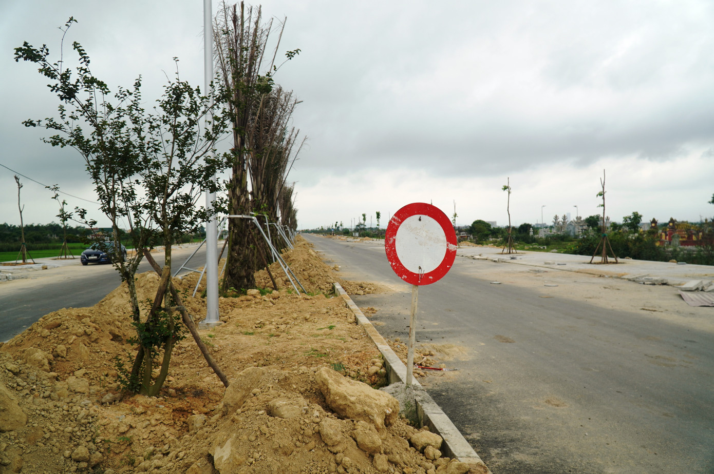 Trị giá đầu tư ban đầu đối với dự án là 345 tỷ đồng, từ nguồn vốn ngân sách Trung ương hỗ trợ có mục tiêu thuộc chương trình mục tiêu phát triển kinh tế xã hội các vùng theo Quyết định số 40/2015/QĐ-TTg của Thủ tướng Chính phủ và nguồn vốn huy động hợp pháp khác. Từng dự kiến hoàn thành vào cuối năm 2022, tuy nhiên, đoạn cuối của công trình dự án hiện vẫn ngổn ngang, chưa thể thông tuyến. Trị giá đầu tư ban đầu đối với dự án là 345 tỷ đồng, từ nguồn vốn ngân sách Trung ương hỗ trợ có mục tiêu thuộc chương trình mục tiêu phát triển kinh tế xã hội các vùng theo Quyết định số 40/2015/QĐ-TTg của Thủ tướng Chính phủ và nguồn vốn huy động hợp pháp khác. Từng dự kiến hoàn thành vào cuối năm 2022, tuy nhiên, đoạn cuối của công trình dự án hiện vẫn ngổn ngang, chưa thể thông tuyến.