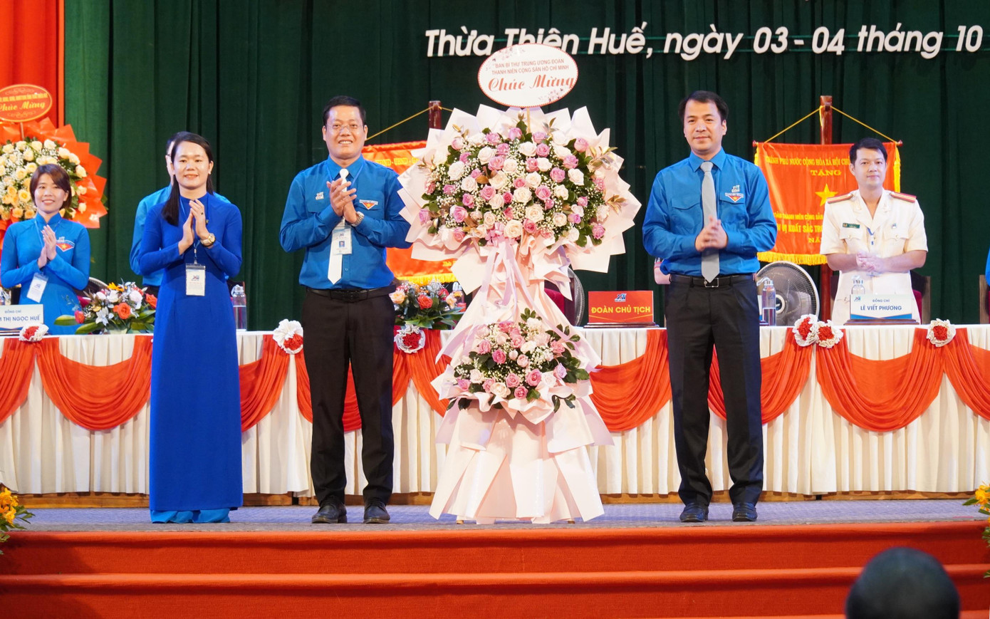 Bí thư Trung ương Đoàn Ngô Văn Cương chúc mừng Đại hội. Ảnh: N.V Bí thư Trung ương Đoàn Ngô Văn Cương chúc mừng Đại hội. Ảnh: N.V