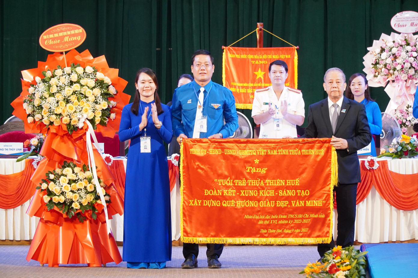 Phó Bí thư thường trực Tỉnh ủy TT-Huế Phan Ngọc Thọ tặng bức trướng chúc mừng Đại hội. Ảnh: N.V Phó Bí thư thường trực Tỉnh ủy TT-Huế Phan Ngọc Thọ tặng bức trướng chúc mừng Đại hội. Ảnh: N.V