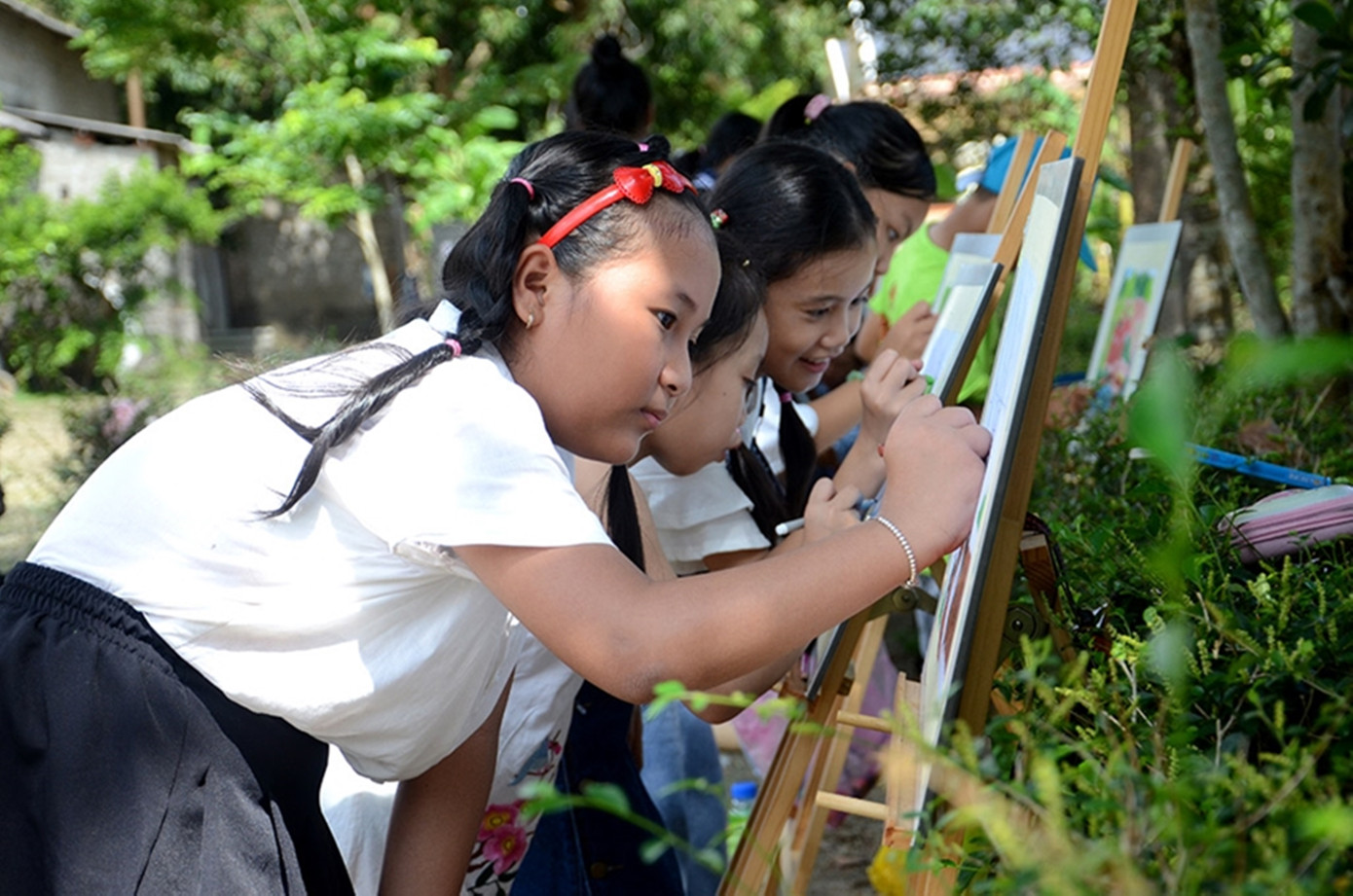 Tại đây còn diễn ra trại sáng tác vẽ tranh dành cho các em thiếu nhi xoay quanh chủ đề phong cảnh, phong tục, sinh hoạt hàng ngày của người dân Phước Tích. Hay du khách tham gia trò chơi dân gian như bịt mắt đập om… Ảnh: Đức Quang