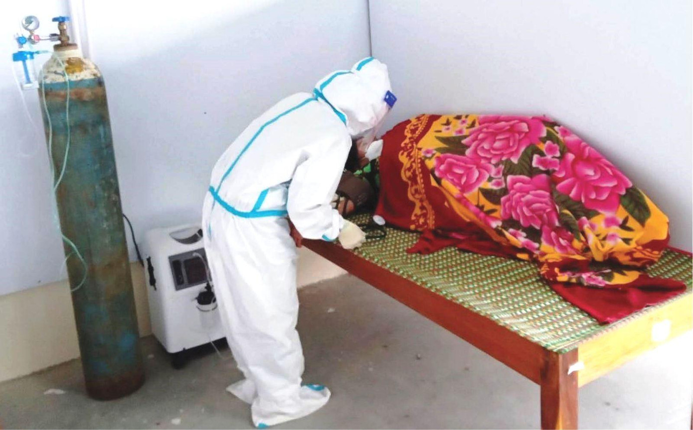 Kiểm tra, thăm khám cho bệnh nhân mắc COVID-19 không triệu chứng đang được điều trị. Ảnh: Thới Bường Kiểm tra, thăm khám cho bệnh nhân mắc COVID-19 không triệu chứng đang được điều trị. Ảnh: Thới Bường