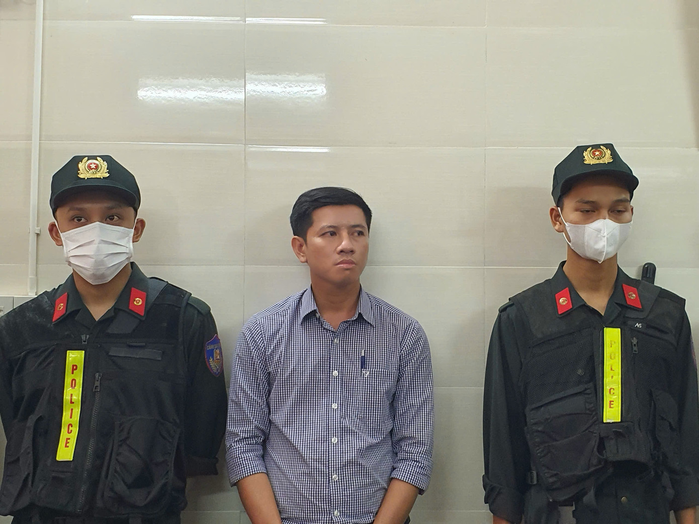 Đối tượng Ngô Văn Tuấn (giữa). Đối tượng Ngô Văn Tuấn (giữa).