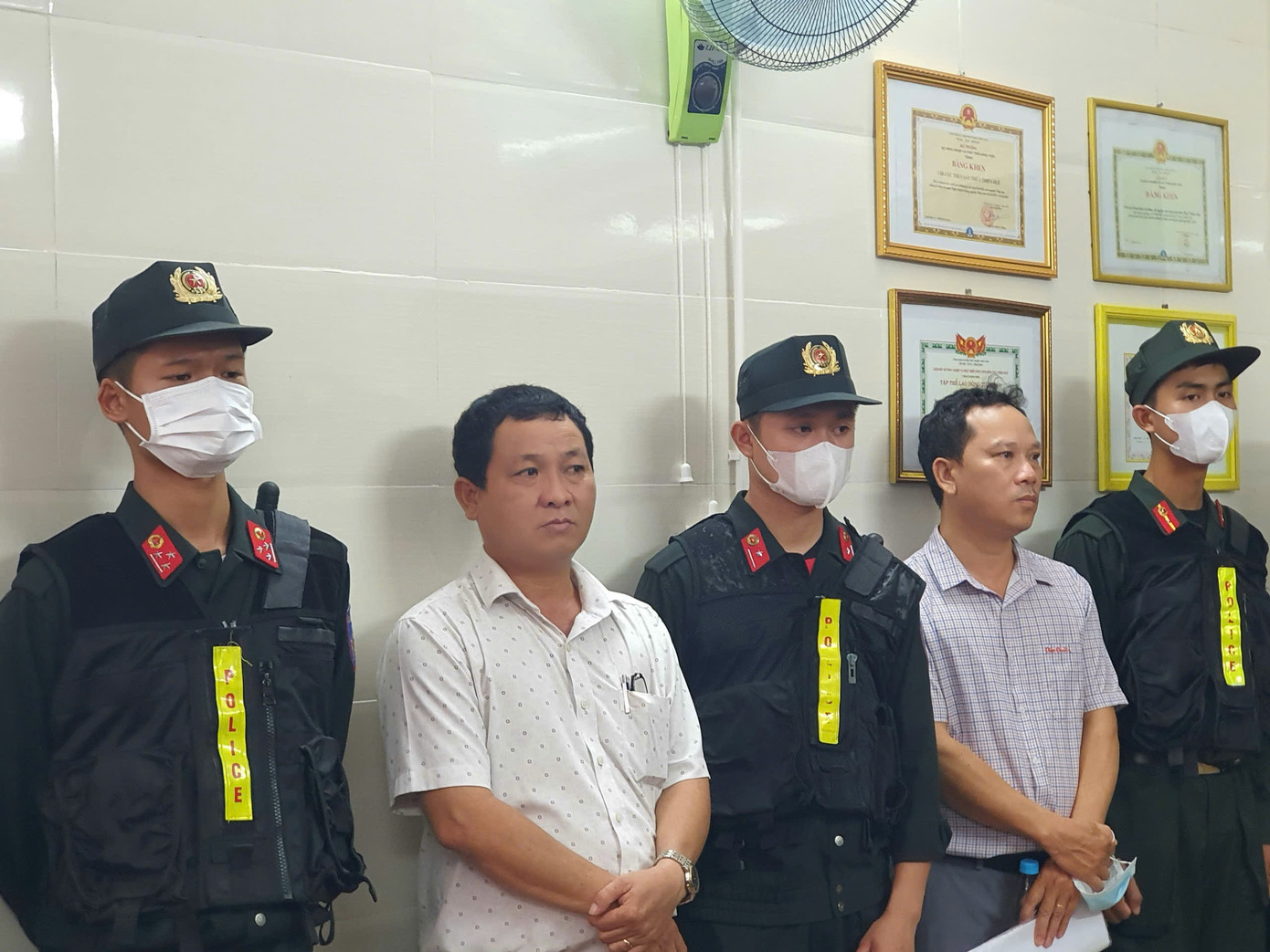 Đối tượng Trần Chuối (thứ hai từ trái sang) và Nguyễn Văn Bôn (thứ hai từ phải sang) bị bắt giữ. Đối tượng Trần Chuối (thứ hai từ trái sang) và Nguyễn Văn Bôn (thứ hai từ phải sang) bị bắt giữ.