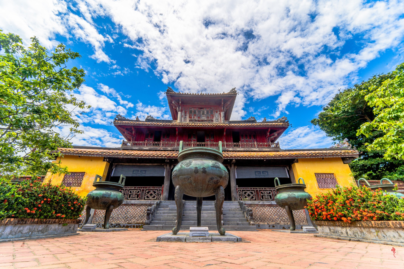 Song hành cùng những thăng trầm của một triều đại, sau gần 200 năm, dù đã trải qua bao biến cố của thời cuộc và biến thiên của thời gian, Cửu đỉnh vẫn vẹn nguyên. Đây là bảo vật quý hiếm còn lại, tượng trưng cho vương quyền và sự tồn tại của triều đại phong kiến ở các nước Á Đông.