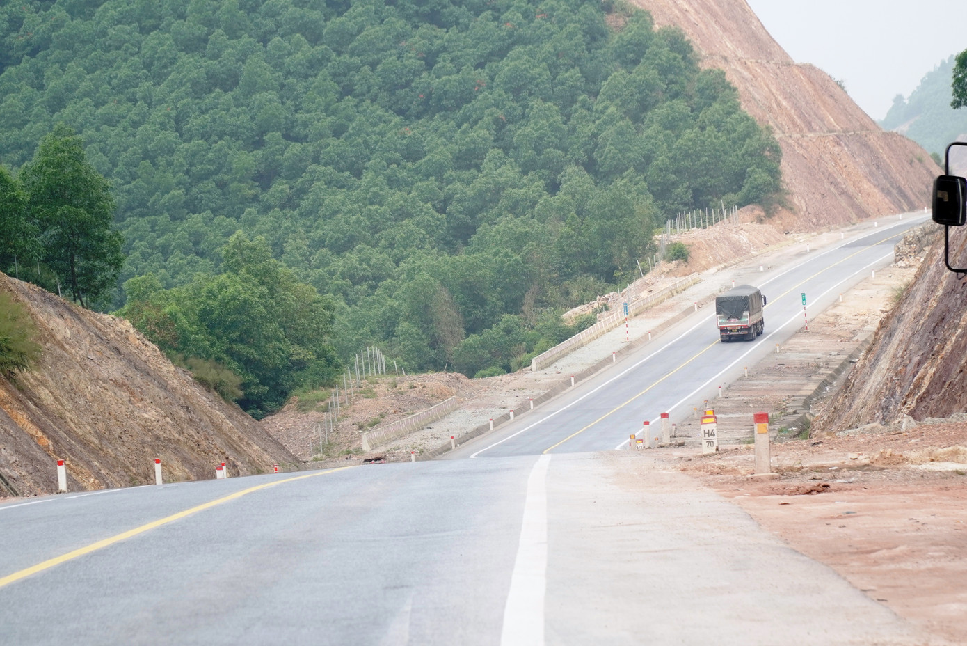 Đoạn cao tốc có những vị trí cua, dốc, nên việc bổ sung biển báo và hệ thống đảm bảo an toàn giao thông là cần thiết.