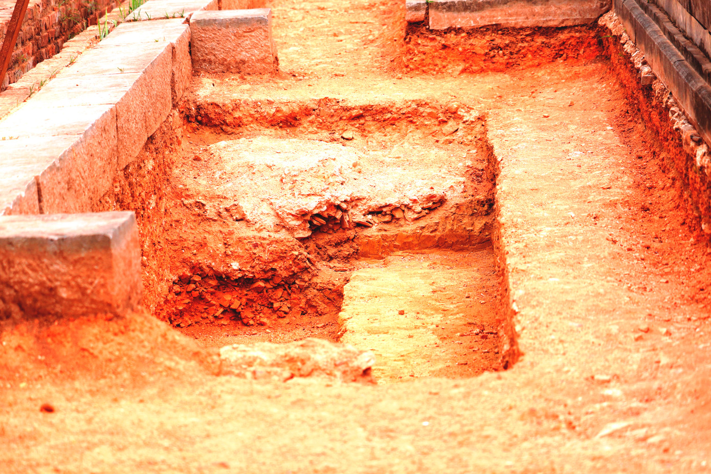 Theo lãnh đạo Trung tâm Bảo tồn di tích Cố đô Huế, đơn vị hiện tiếp tục tổng hợp các hình ảnh, tư liệu về điện Cần Chánh qua nhiều nguồn lưu trữ, trong đó có những bức ảnh của người Pháp đã chụp lại, nhằm phục vụ xây dựng hồ sơ khoa học, phương án tu bổ, phục hồi di tích quan trọng này trong thời gian tới. (Ảnh: Ngọc Văn)