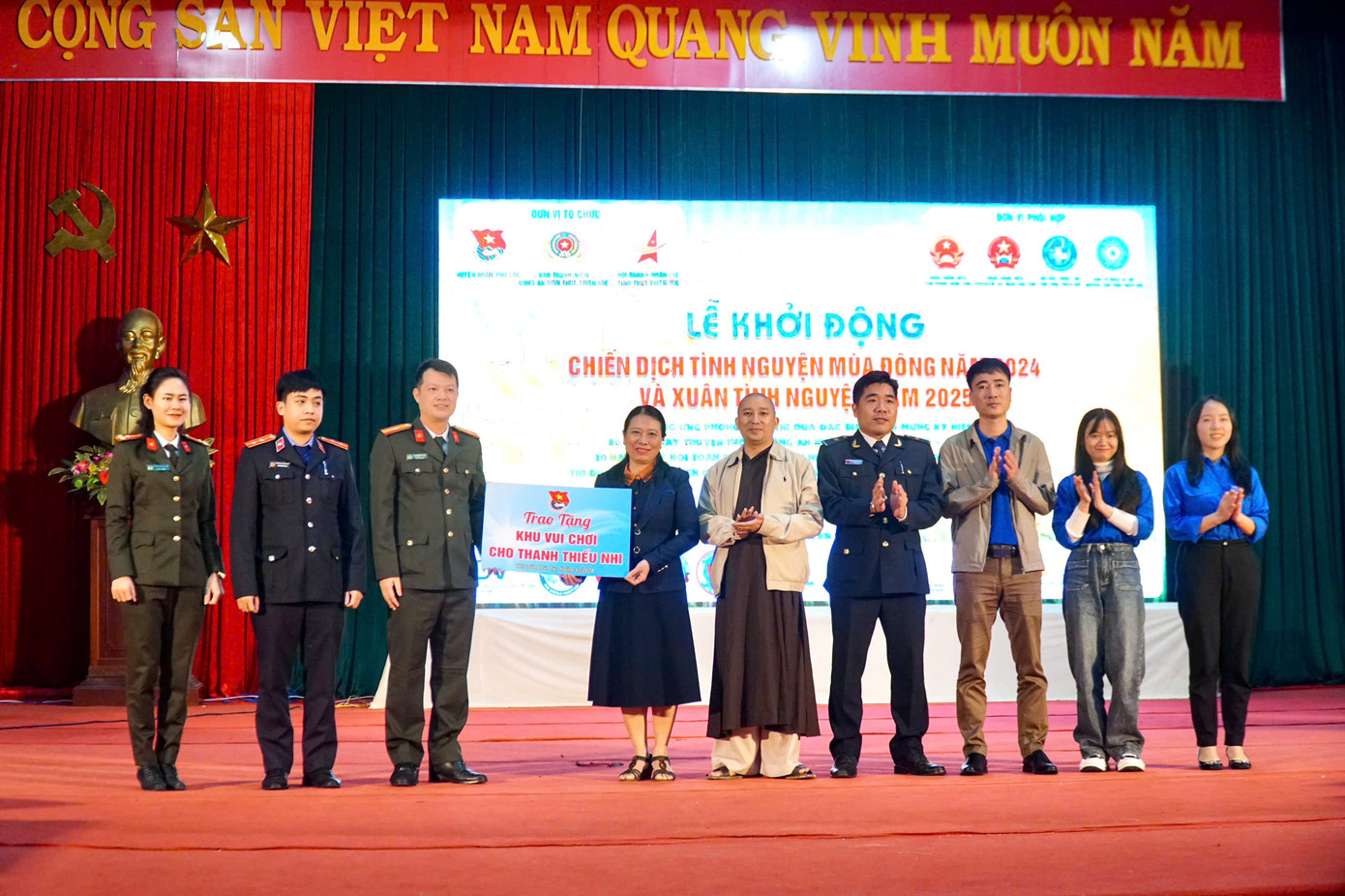 Trao tặng xe đạp cho học sinh nghèo vượt khó, khu vui chơi thanh thiếu nhi cho Đoàn cơ sở.