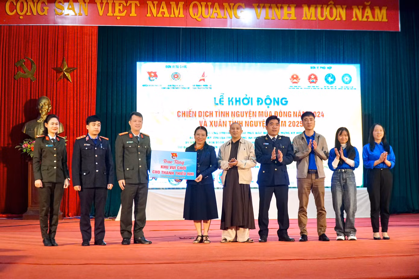 Trao tặng xe đạp cho học sinh nghèo vượt khó, khu vui chơi thanh thiếu nhi cho Đoàn cơ sở.