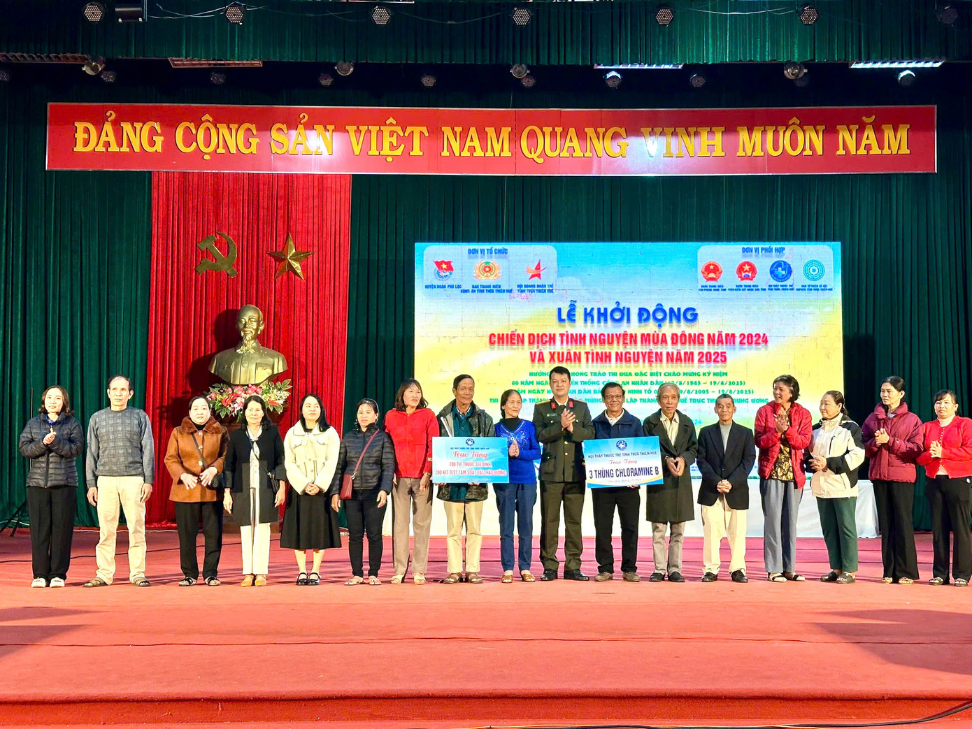 Tặng túi thuốc gia đình, hóa chất Cloramine B cho các tổ y tế cộng đồng, trạm y tế địa phương.