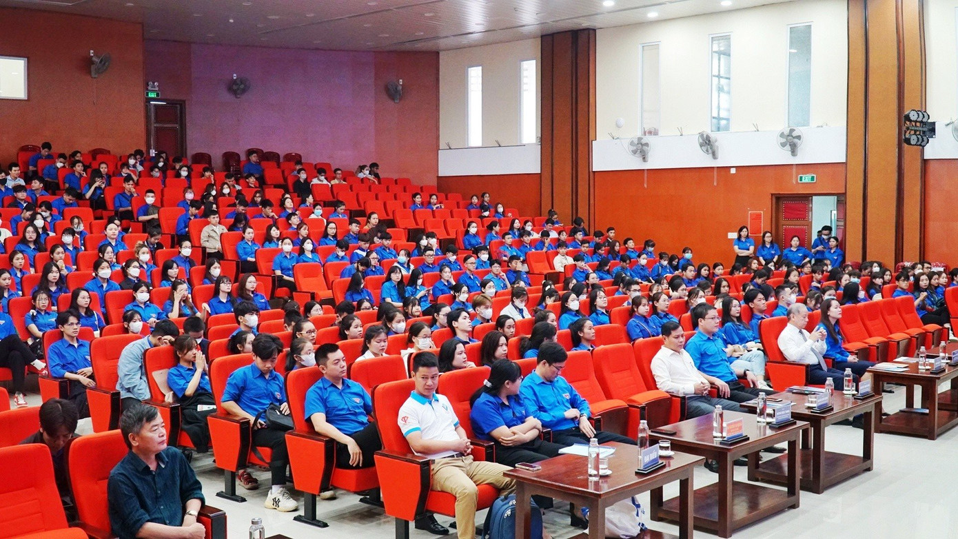 Buổi nói chuyện thu hút hơn 600 cán bộ Đoàn chủ chốt Đại học Huế tham gia. Buổi nói chuyện thu hút hơn 600 cán bộ Đoàn chủ chốt Đại học Huế tham gia.