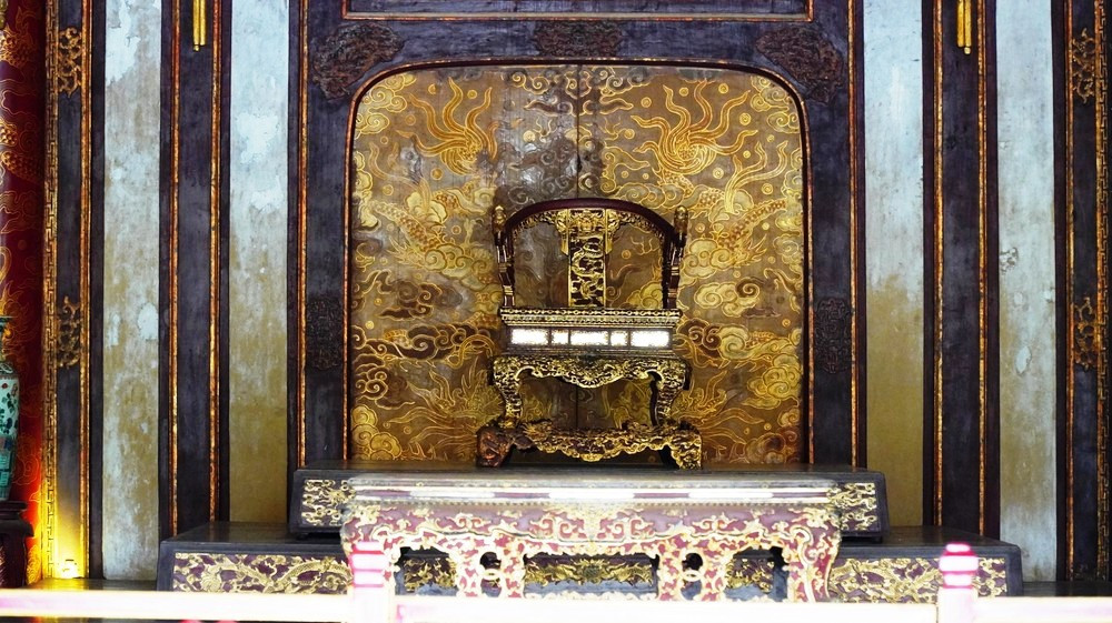 Bảo vật quốc gia - Ngai vua triều Nguyễn thời điểm chưa bị xâm hại.