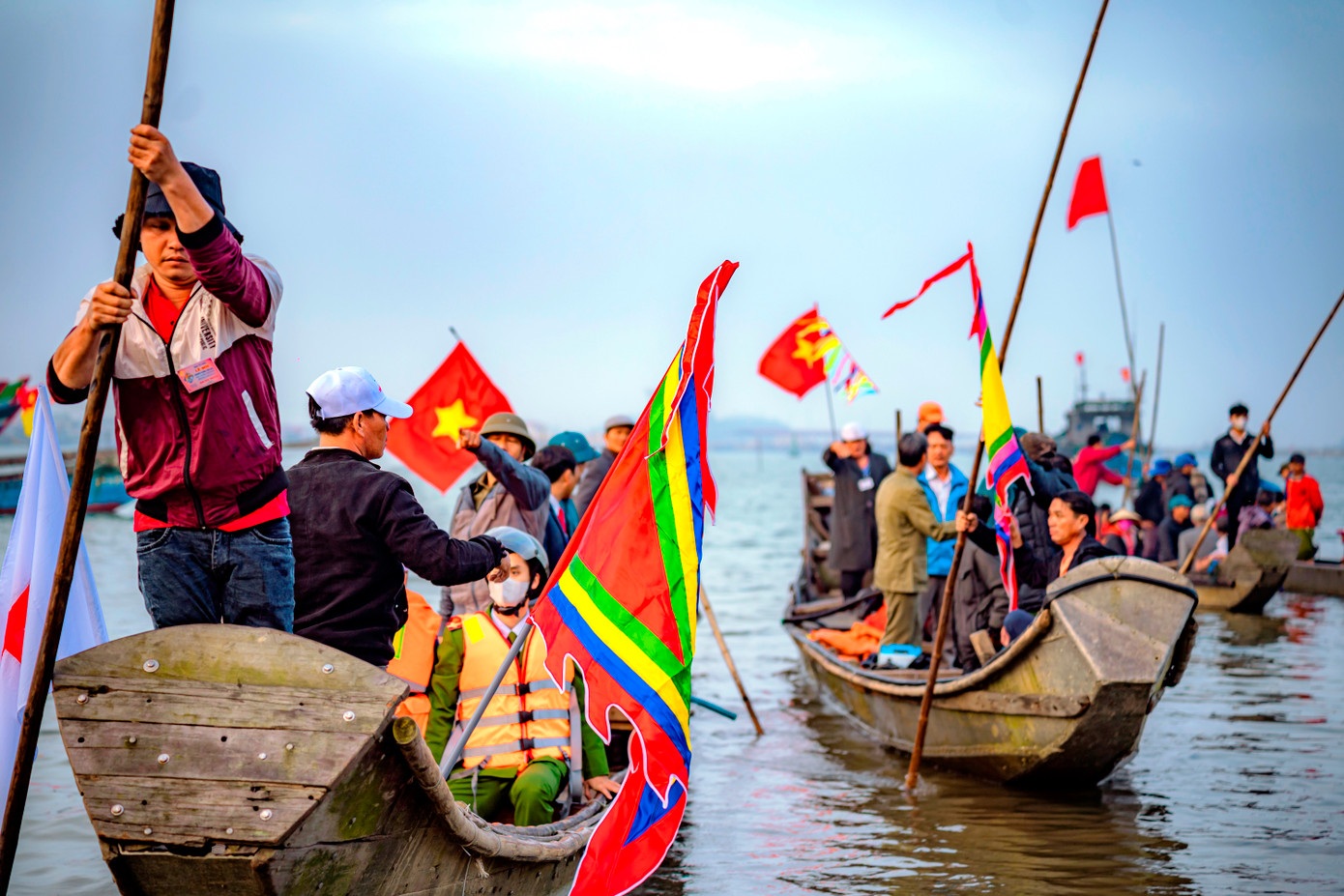 Ban tổ chức cho biết, lễ hội cầu ngư Thuận An là nguồn cổ vũ cho cư dân có thêm sức mạnh để vượt qua mọi khó khăn trong nghề sông nước, cầu cho mưa thuận gió hòa, trời yên bể lặng, mùa cá tôm bội thu. Còn theo các nhà nghiên cứu văn hóa, đây là lễ hội cầu ngư không chỉ có quy mô lớn nhất tỉnh TT-Huế, mà còn được đánh giá mang tính độc đáo và hấp dẫn của địa phương. Ảnh: Đình Hoàng