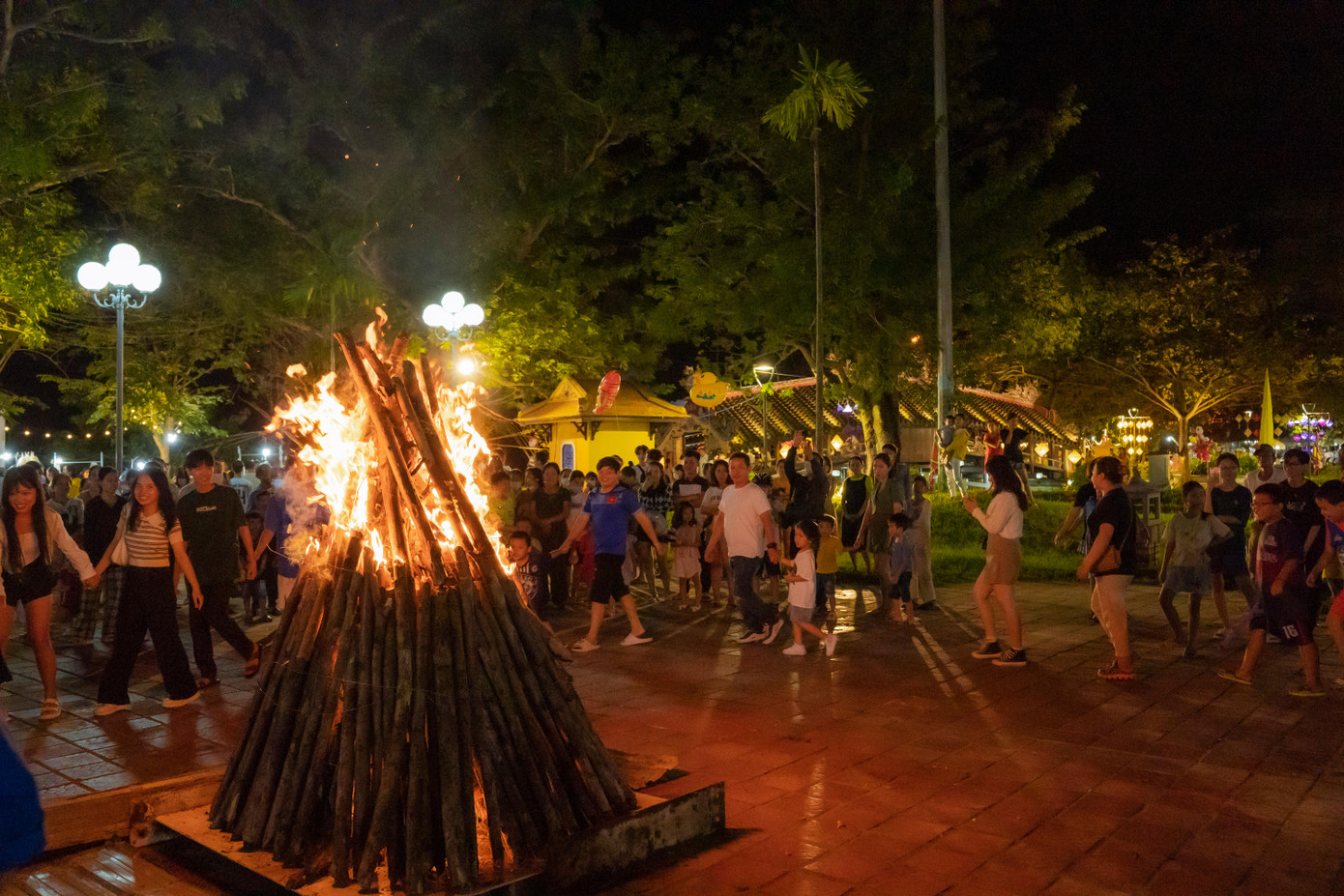 Đốt lửa trại kết hợp giao lưu văn hóa, sinh hoạt cộng đồng tại không gian chợ đêm Cầu Ngói. Ảnh: Đình Hoàng