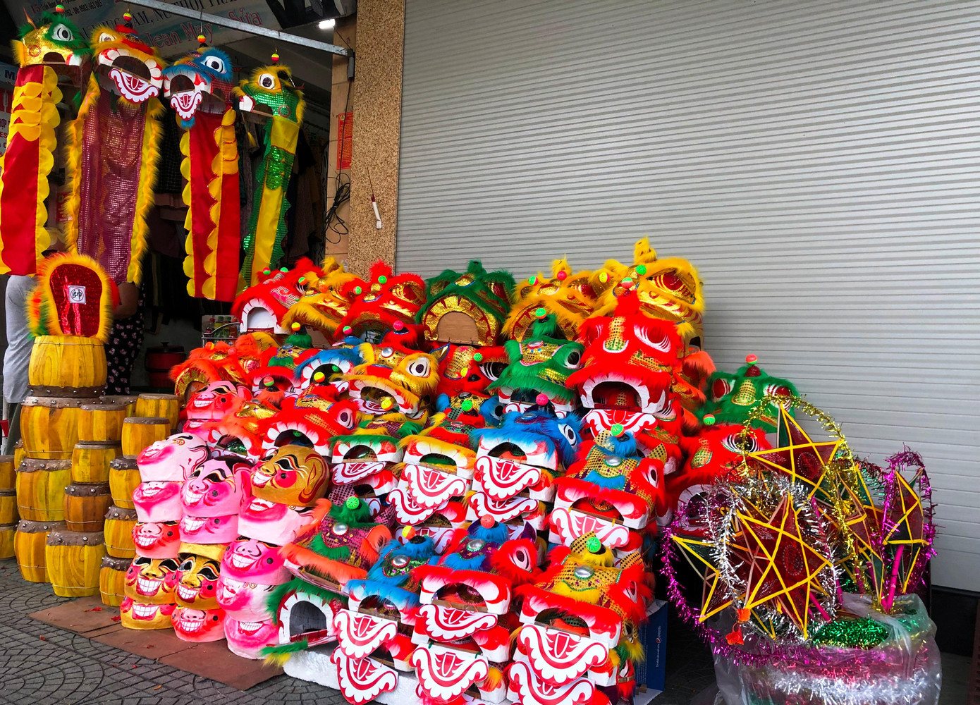 Đầu lân chất đống, treo la liệt ít người hỏi mua tại một cửa hàng trên phố Trần Hưng Đạo, Huế