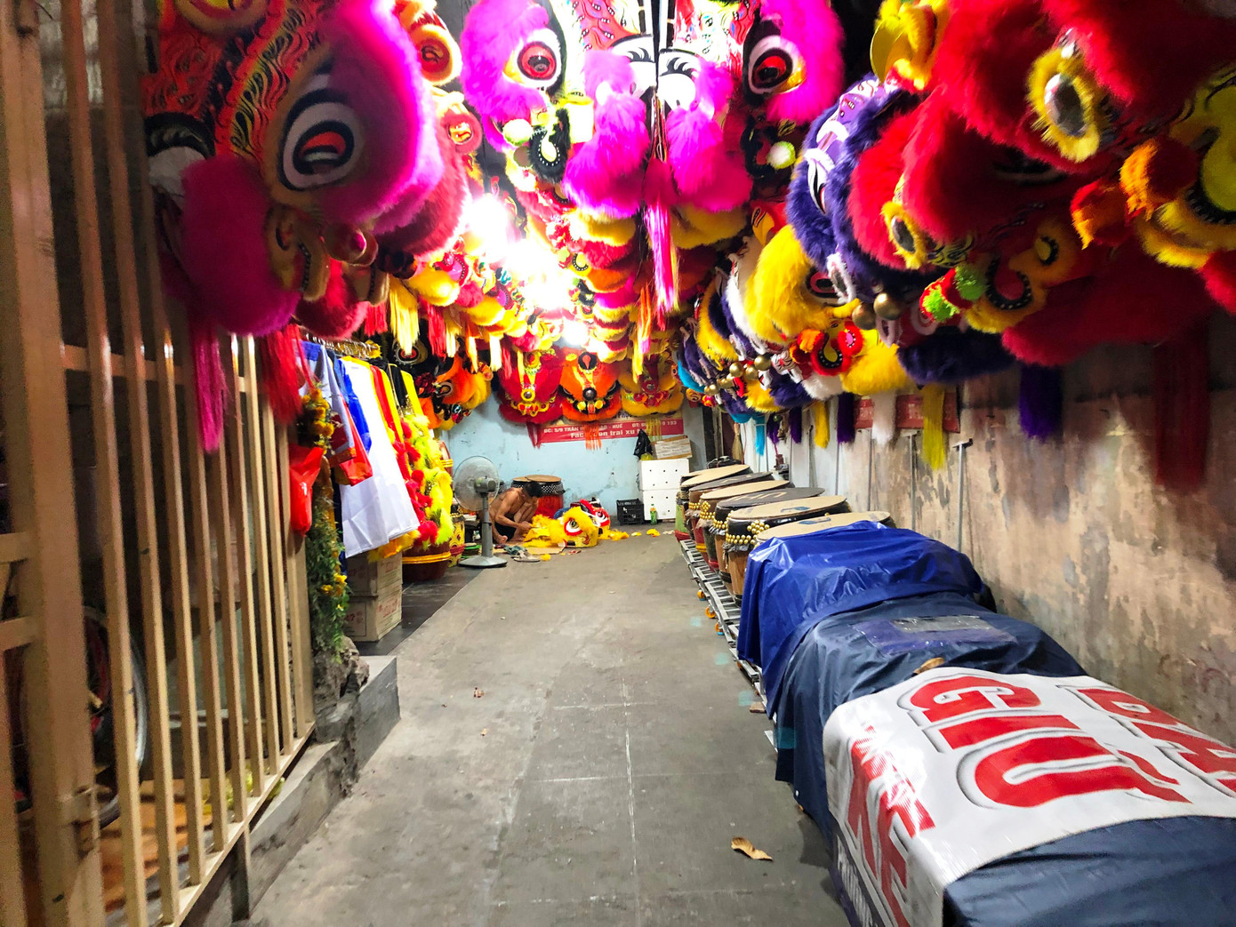 Trước khi có dịch COVID-19, cứ vào dịp Trung thu, mỗi ngày các cơ sở làm đầu lân truyền thống tại Huế sản xuất và tiêu thụ hàng chục đến hàng trăm bộ đầu lân, dụng cụ múa lân. Với các nghệ nhân làm đầu lân, công việc chế tác không chỉ để níu giữ nghề truyền thống, mà còn là sinh kế của nhiều hộ gia đình. Trong ảnh, đầu lân và các "phụ kiện" được sản xuất hàng loạt tại Huế nhưng rất ít người mua do dịch bệnh.