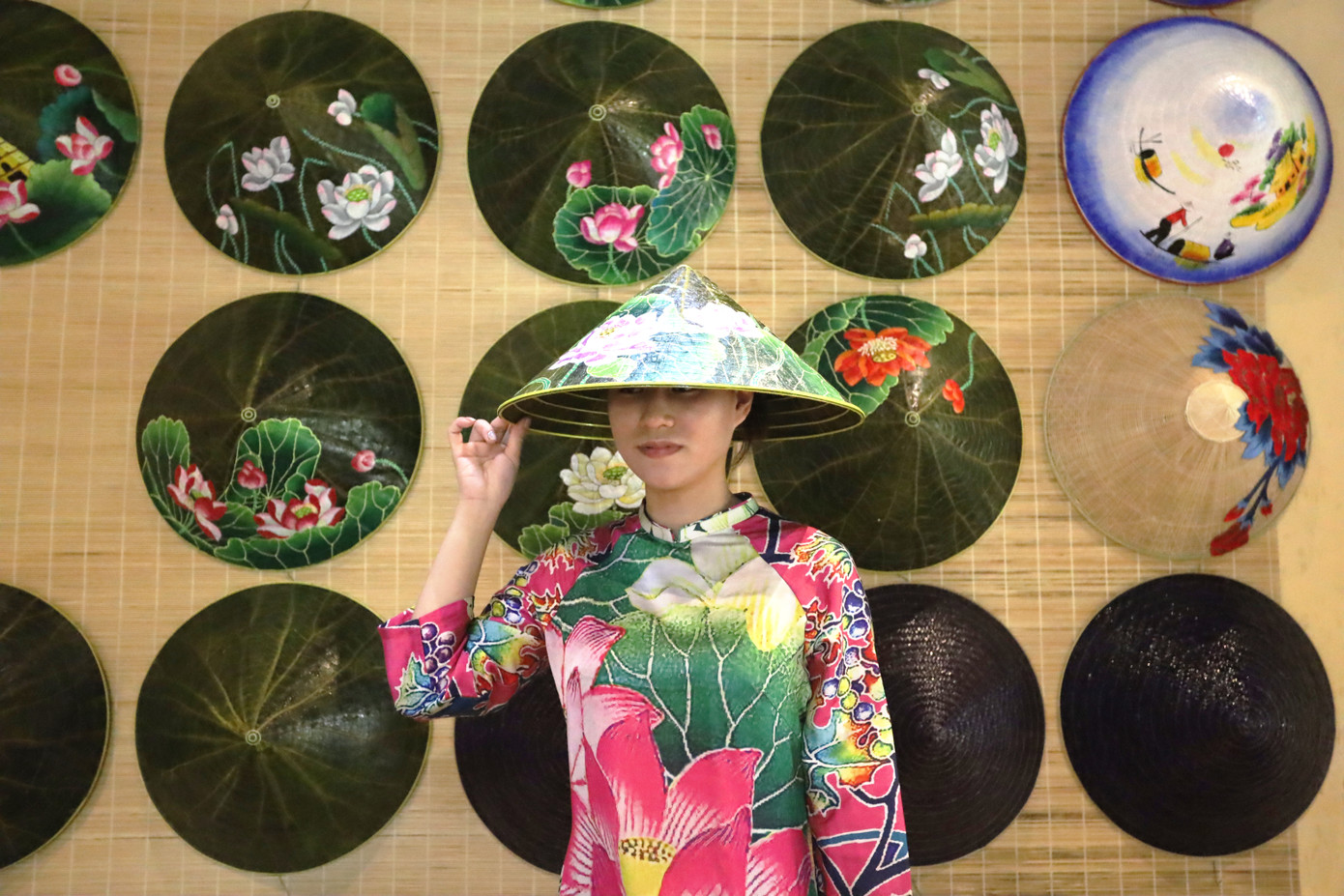 Bên cạnh các tác phẩm sinh vật cảnh, triển lãm còn có sự tham gia của các làng nghề truyền thống Huế với nhiều sản phẩm thủ công mỹ nghệ đặc sắc, tạo nên một không gian đậm đà bản sắc văn hóa cố đô. Bên cạnh các tác phẩm sinh vật cảnh, triển lãm còn có sự tham gia của các làng nghề truyền thống Huế với nhiều sản phẩm thủ công mỹ nghệ đặc sắc, tạo nên một không gian đậm đà bản sắc văn hóa cố đô.