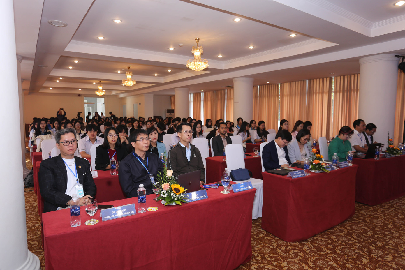 Những người trẻ tại Huế có dịp lắng nghe và chia sẻ những ý tưởng thúc đẩy phát triển đô thị bền vững. Những người trẻ tại Huế có dịp lắng nghe và chia sẻ những ý tưởng thúc đẩy phát triển đô thị bền vững.