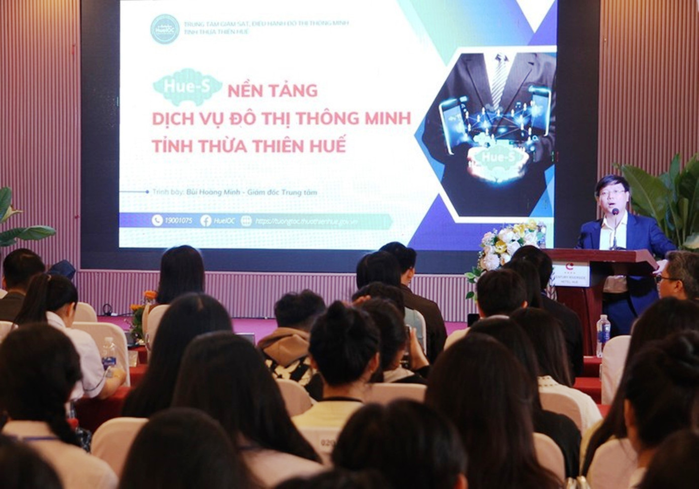 Nghe chuyên gia trình bày tại hội thảo Nghe chuyên gia trình bày tại hội thảo