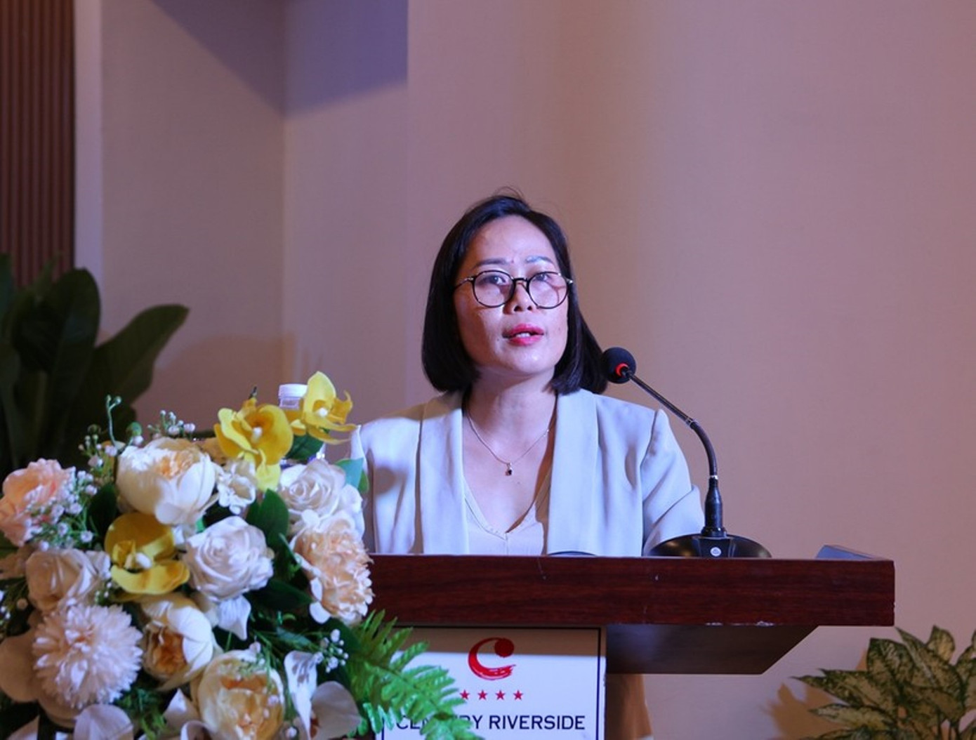 PGS.TS Nguyễn Hoàng Khánh Linh - Trưởng khoa Quốc tế - ĐH Huế phát biểu tại hội thảo. PGS.TS Nguyễn Hoàng Khánh Linh - Trưởng khoa Quốc tế - ĐH Huế phát biểu tại hội thảo.