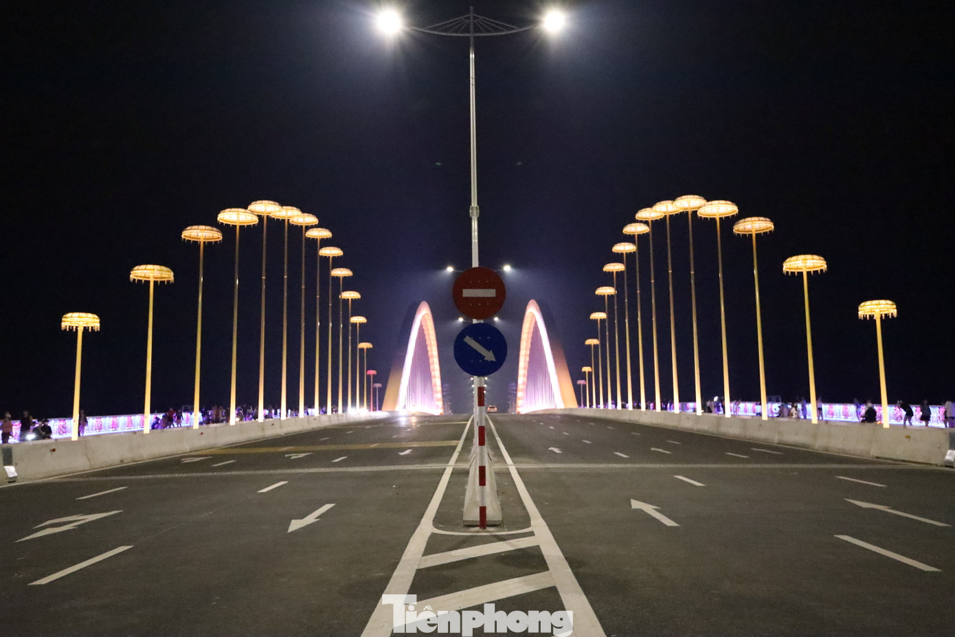 Hệ thống đèn LED công nghệ cao được thiết kế theo từng khu vực, cho phép chuyển đổi hàng trăm sắc màu khác nhau, tạo nên hiệu ứng thị giác ngoạn mục, phản chiếu lung linh trên mặt nước phẳng lặng như gương. Đặc biệt, 60 cột đèn nghệ thuật dọc theo cầu được lấy cảm hứng từ hình ảnh “lọng che vua” trong kiến trúc cung đình Huế. Ánh sáng từ các cột đèn như những chiếc vương miện lấp lánh, vừa trang trọng, vừa huyền ảo.